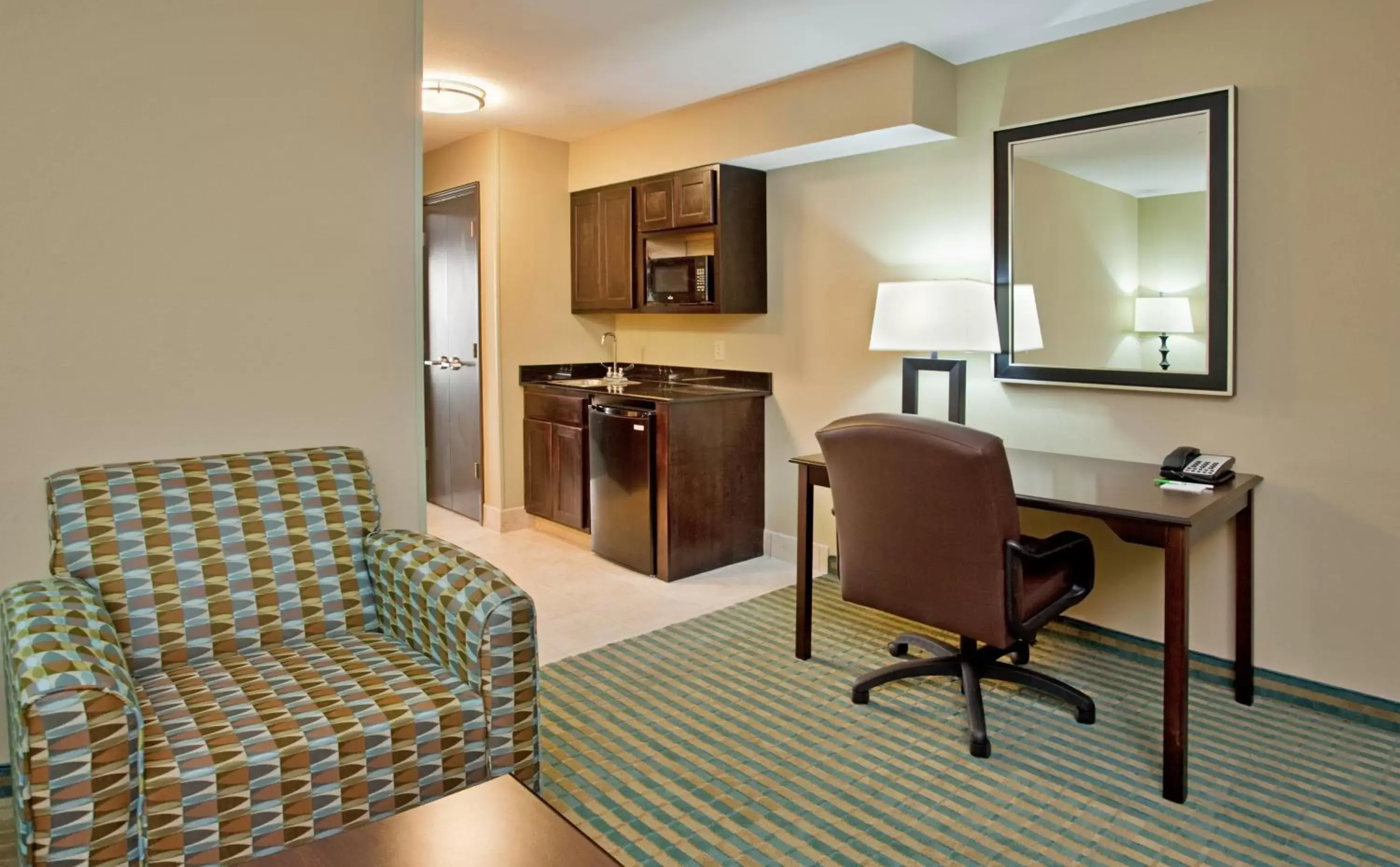 Kitchen or kitchenette, Seating Area in Holiday Inn Columbia East, an IHG Hotel