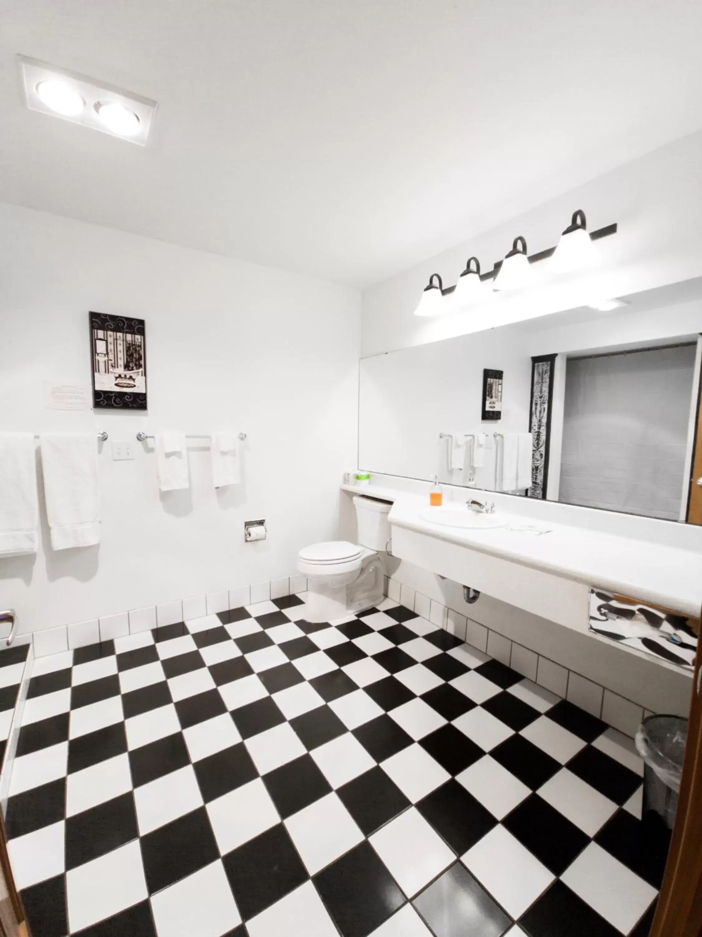 Bathroom in Nuk's Executive Suites Bathroom in Nuk's Executive Suites