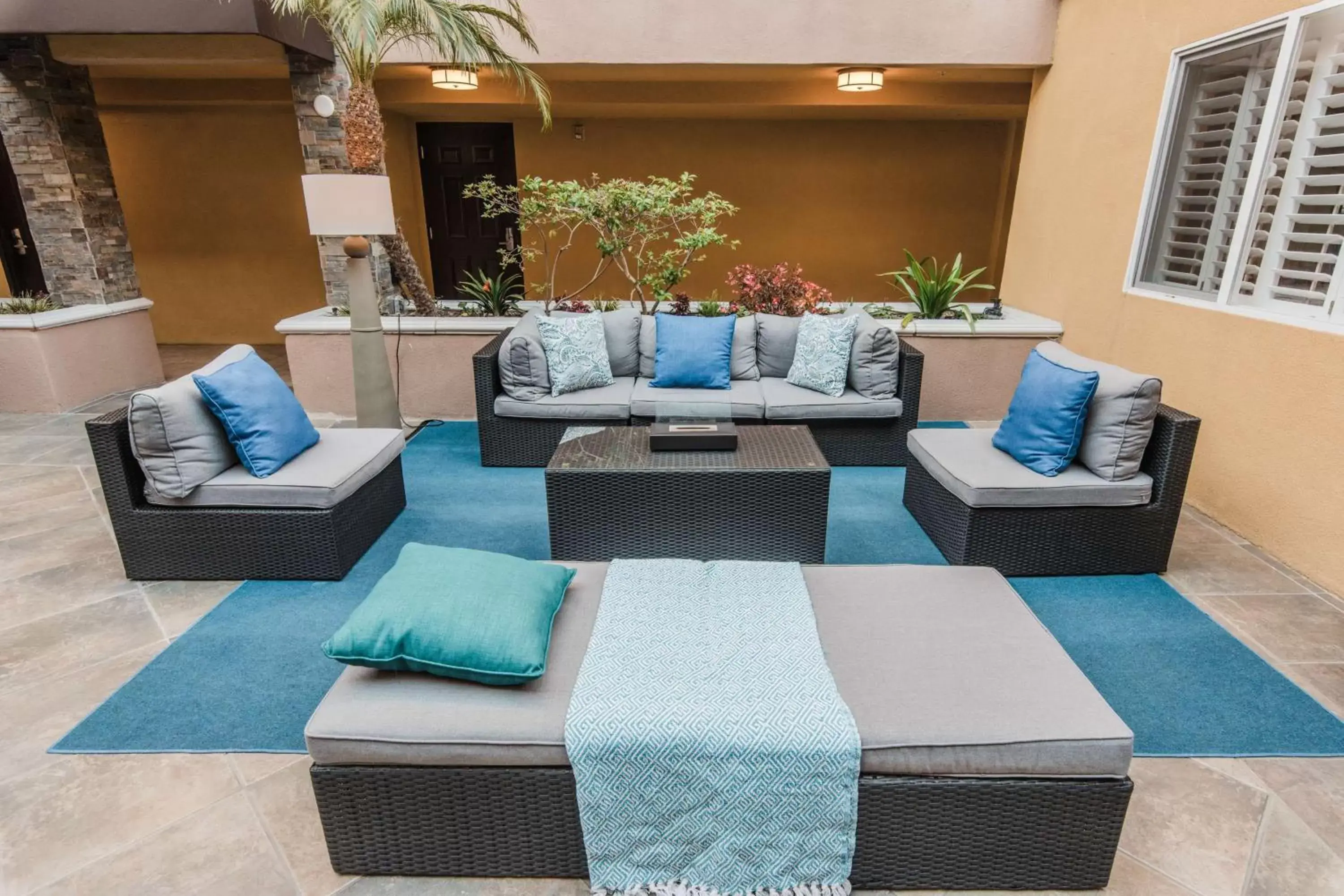 Property building in Best Western Plus Manhattan Beach Hotel Property building in Best Western Plus Manhattan Beach Hotel