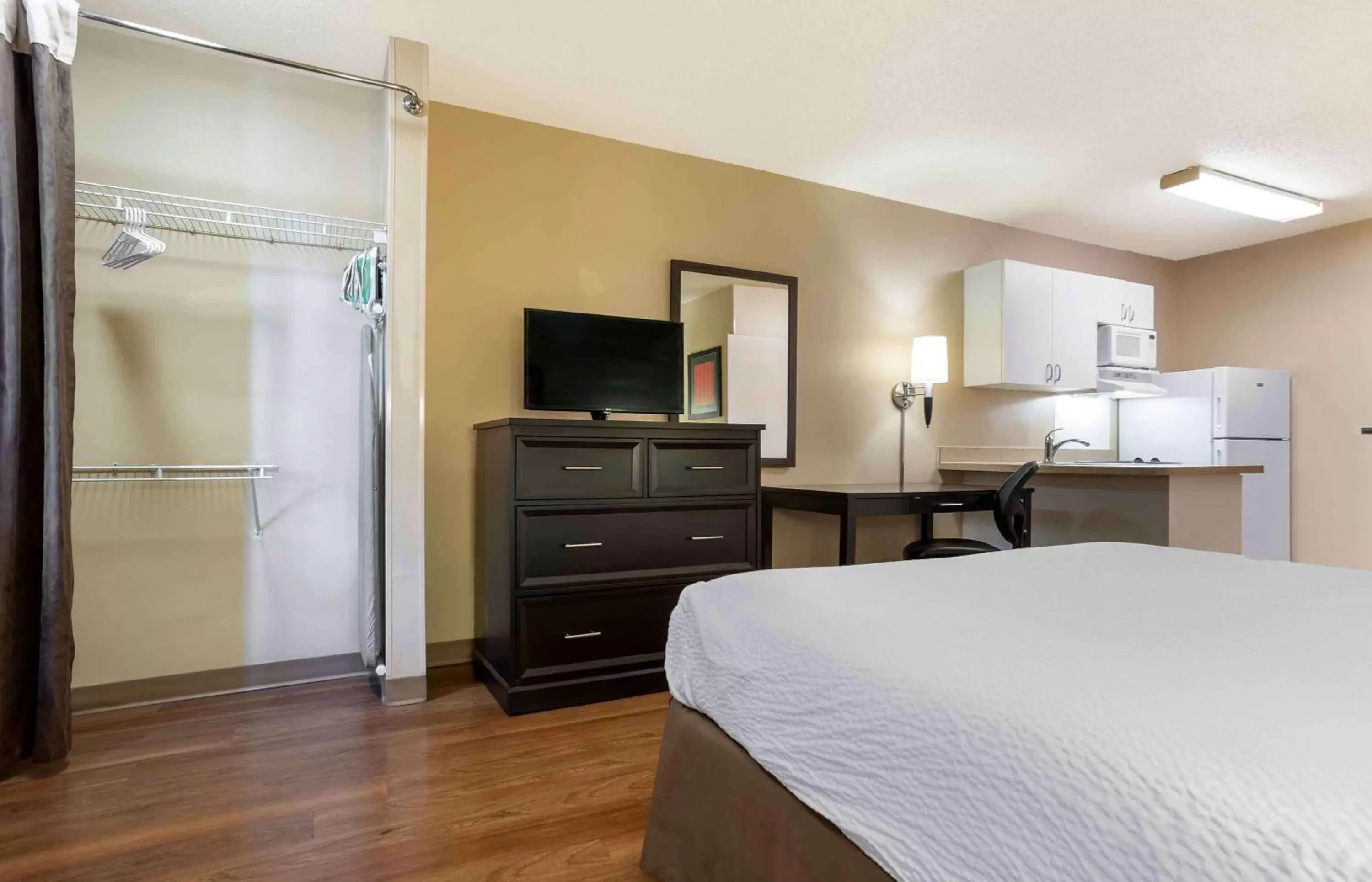 Bedroom, Bed in Extended Stay America Suites - Baton Rouge - Citiplace