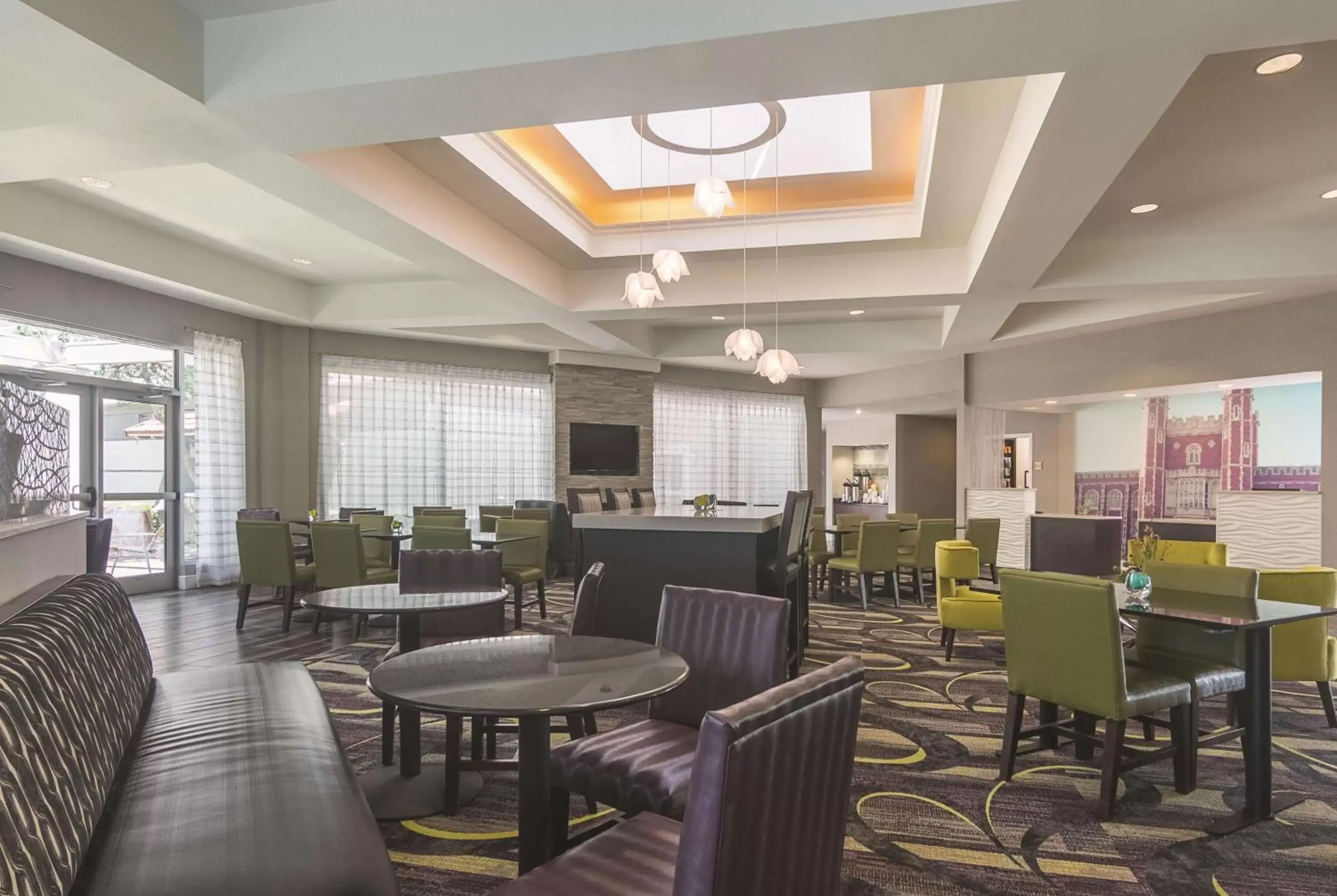 Lobby or reception, Restaurant/Places to Eat in La Quinta by Wyndham Oklahoma City Norman