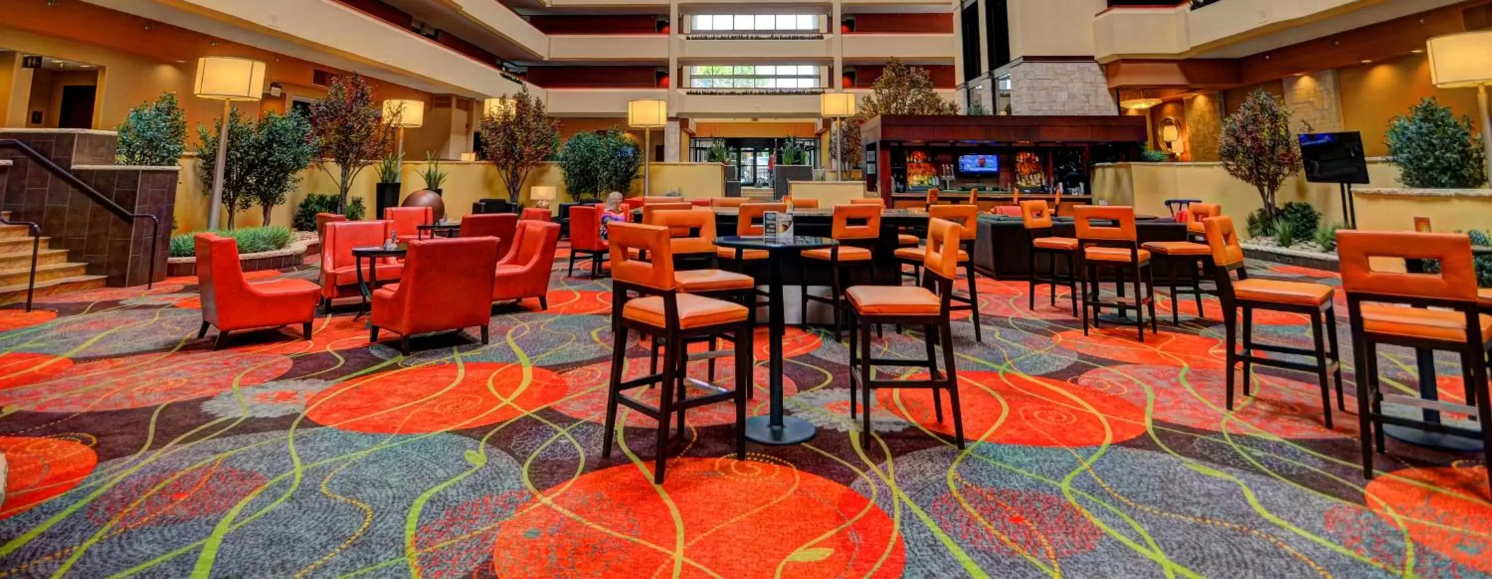 Lobby or reception, Restaurant/Places to Eat in University Plaza Hotel