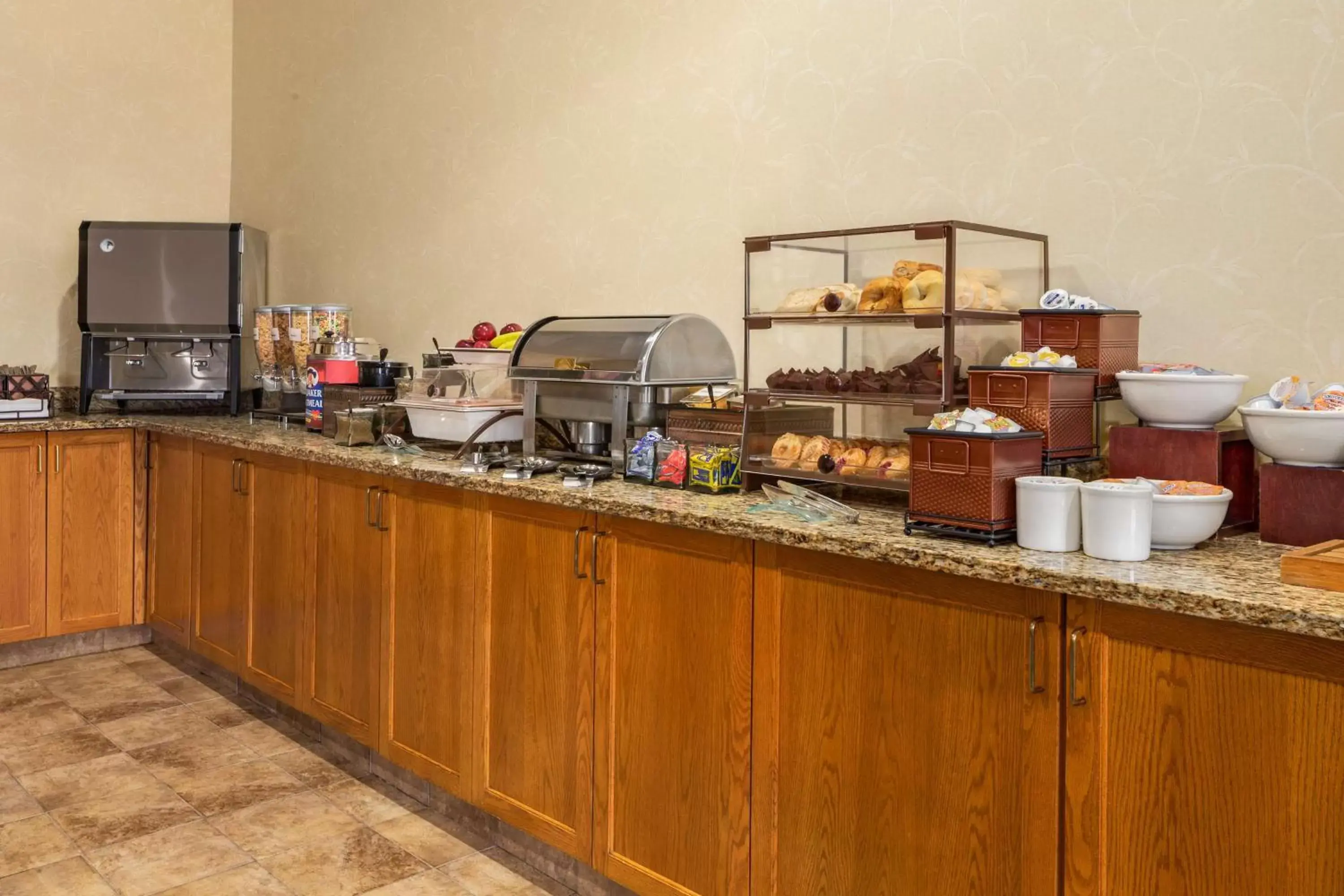 Restaurant/places to eat in Country Inn & Suites by Radisson, Cuyahoga Falls, OH Restaurant/places to eat in Country Inn & Suites by Radisson, Cuyahoga Falls, OH