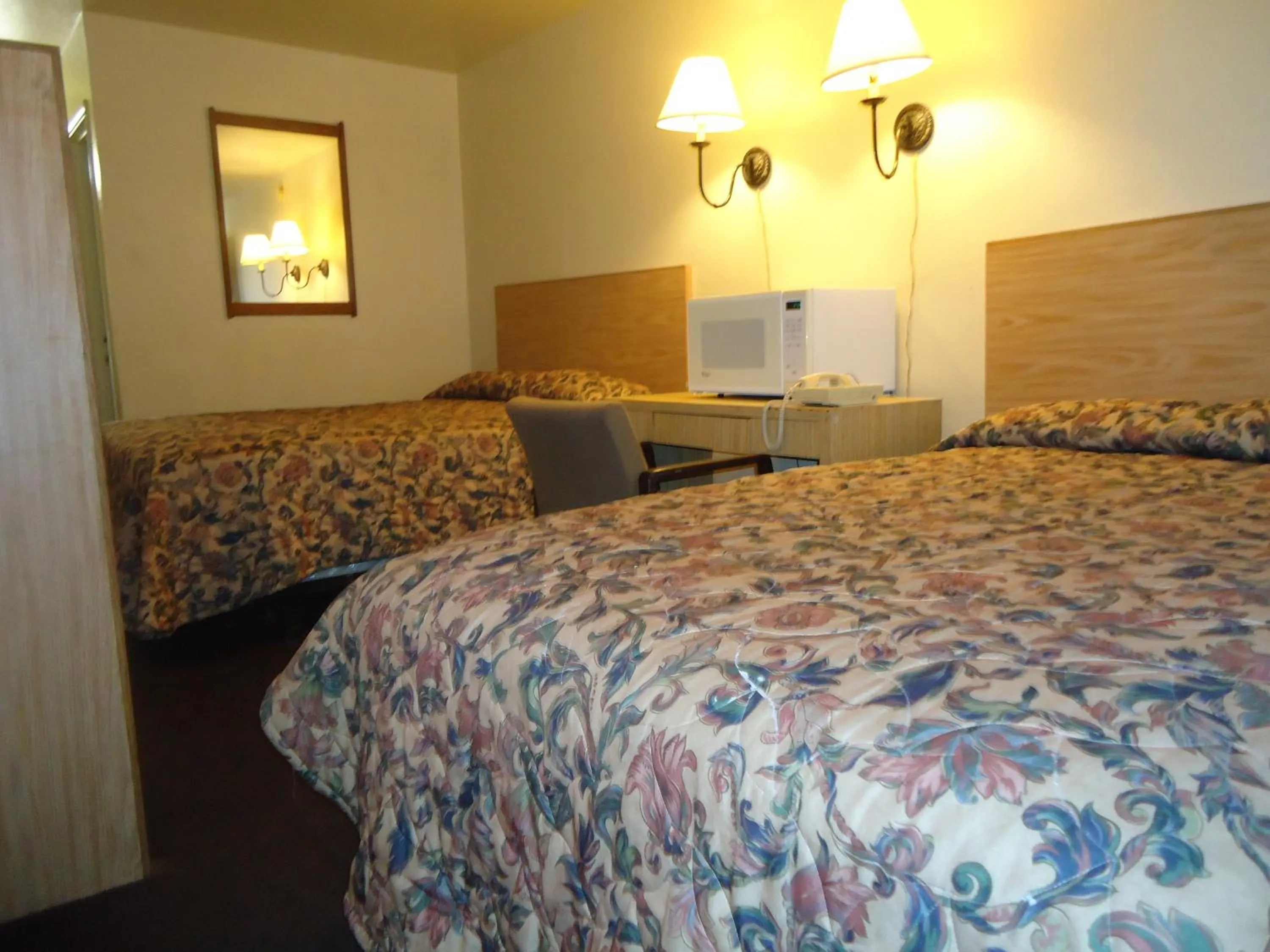 Queen Room with Double Bed in Economy Inn
