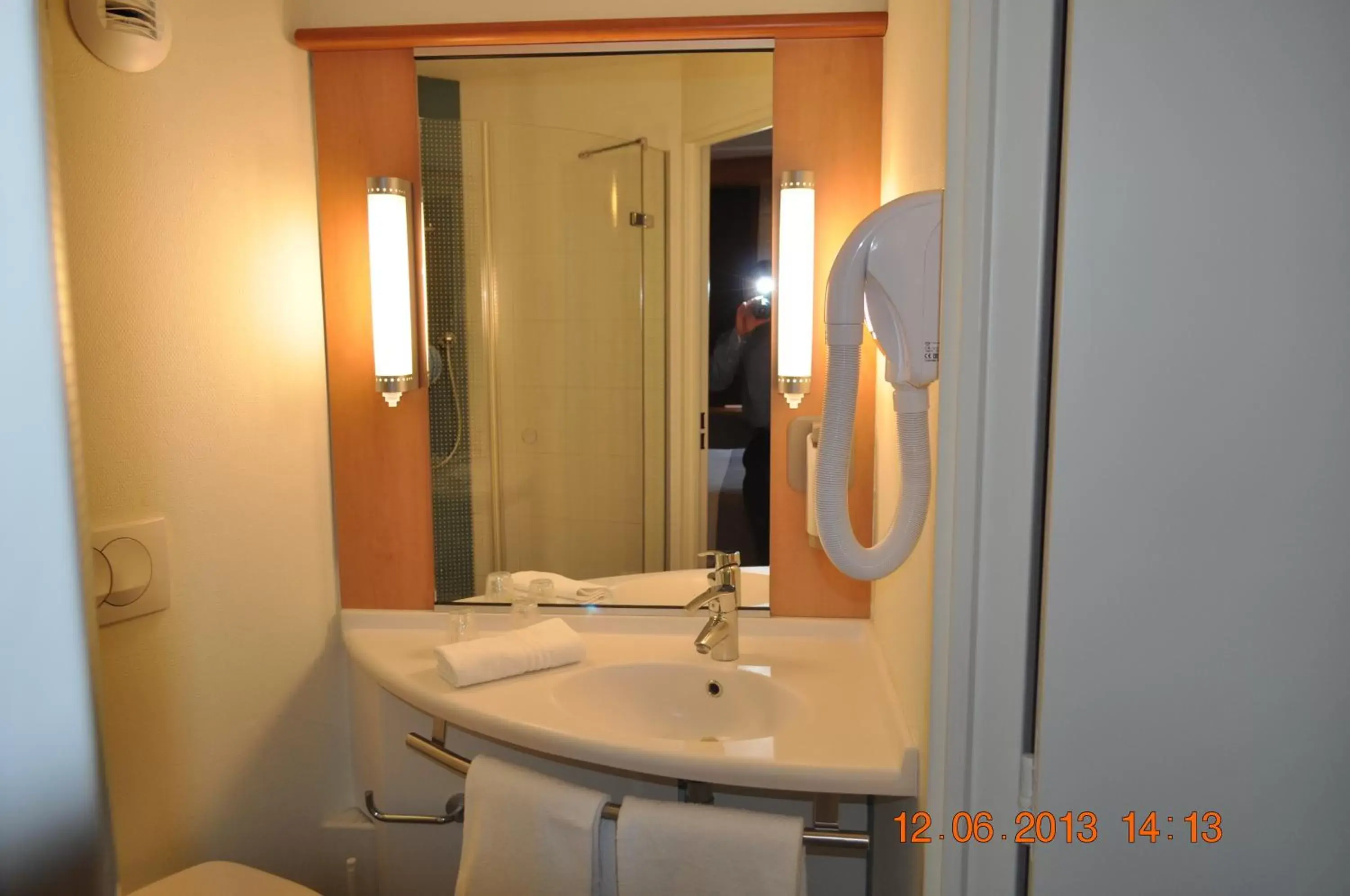 Bathroom in ibis Istres Trigance