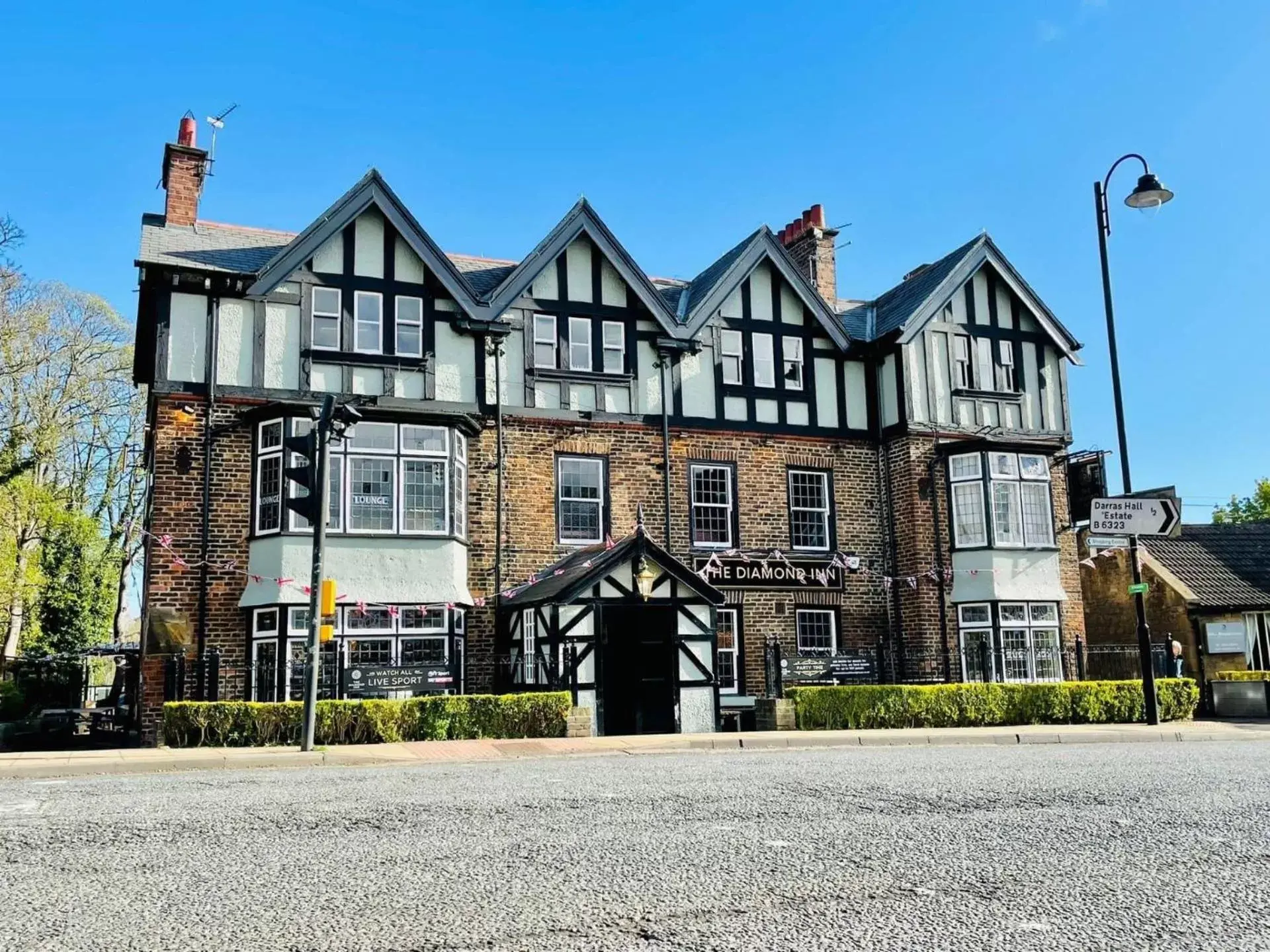 Lounge or bar, Property Building in The Diamond Inn