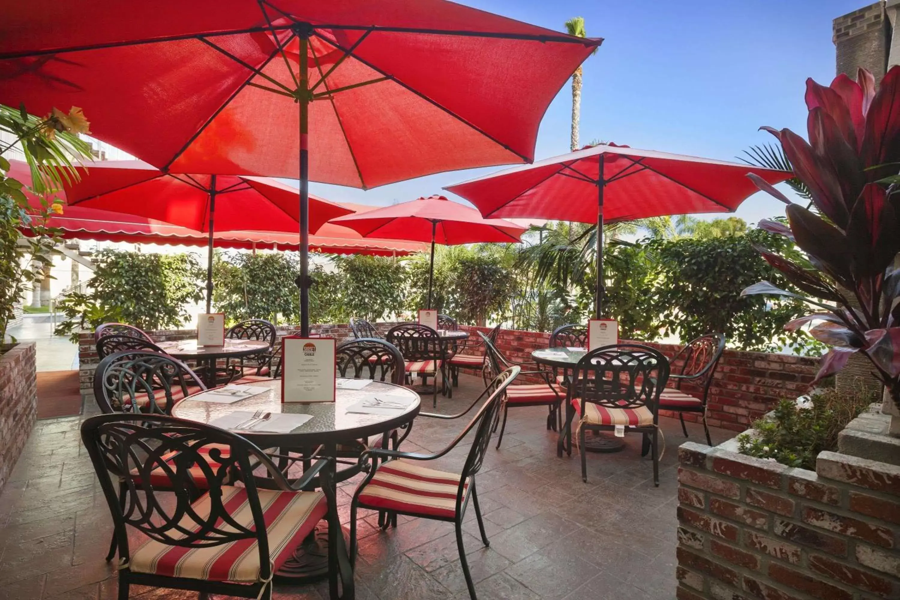 Property building, Restaurant/Places to Eat in Ramada by Wyndham Costa Mesa/Newport Beach