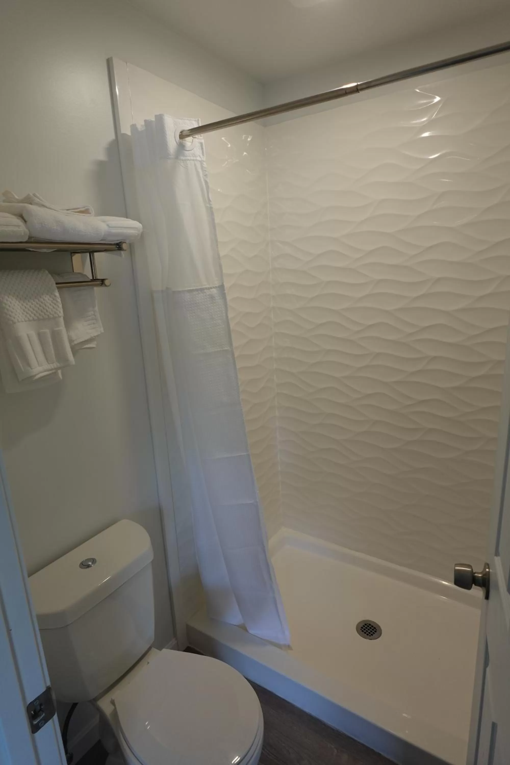 Shower in Blue Beach Motel Providence North Kingstown