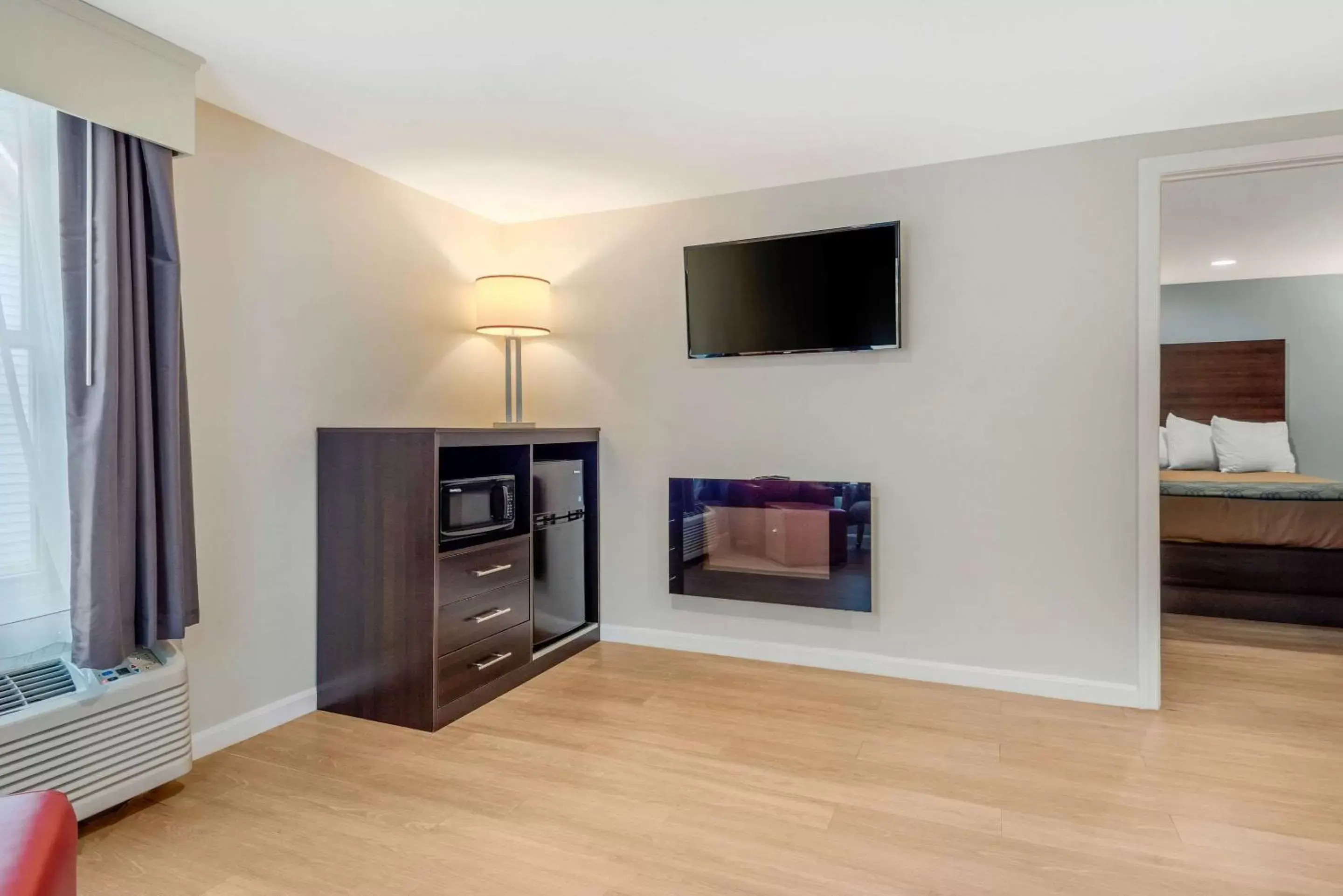 Bedroom, TV/Entertainment Center in Quality Inn & Suites