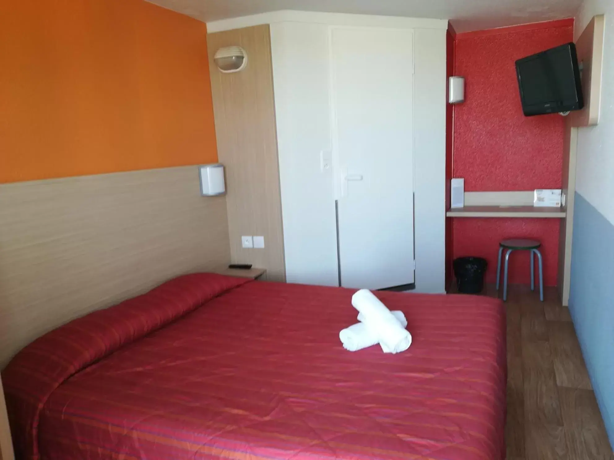 Photo of the whole room, Bed in Premiere Classe Cambrai Proville