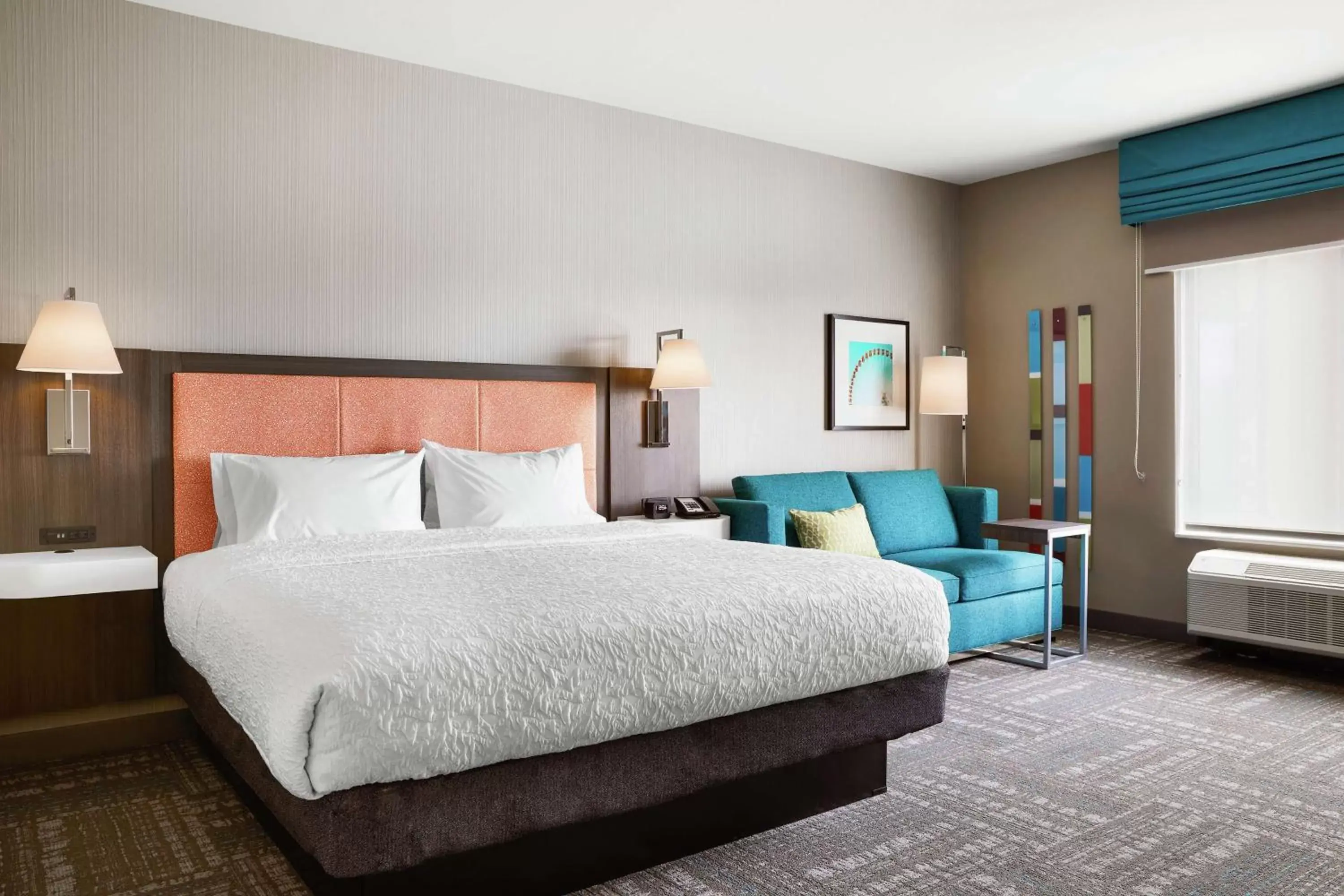 Living room, Bed in Hampton Inn & Suites Chicago/Waukegan
