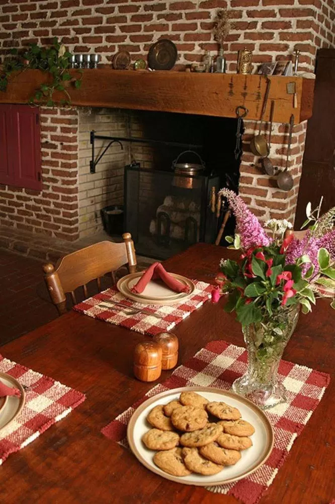 Dining area in Brownstone Colonial Inn