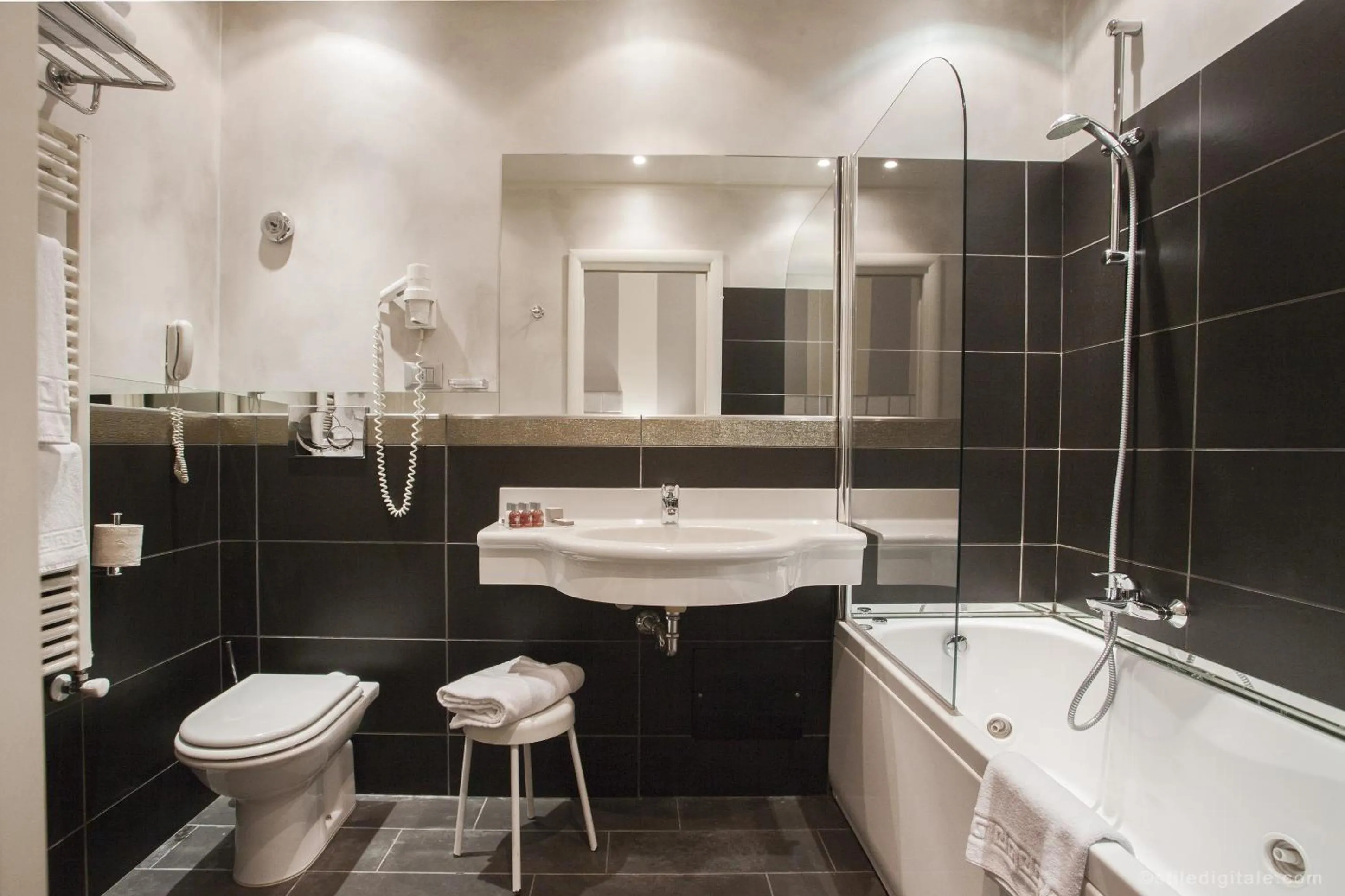 Hot Tub in Savoia Hotel Country House Bologna