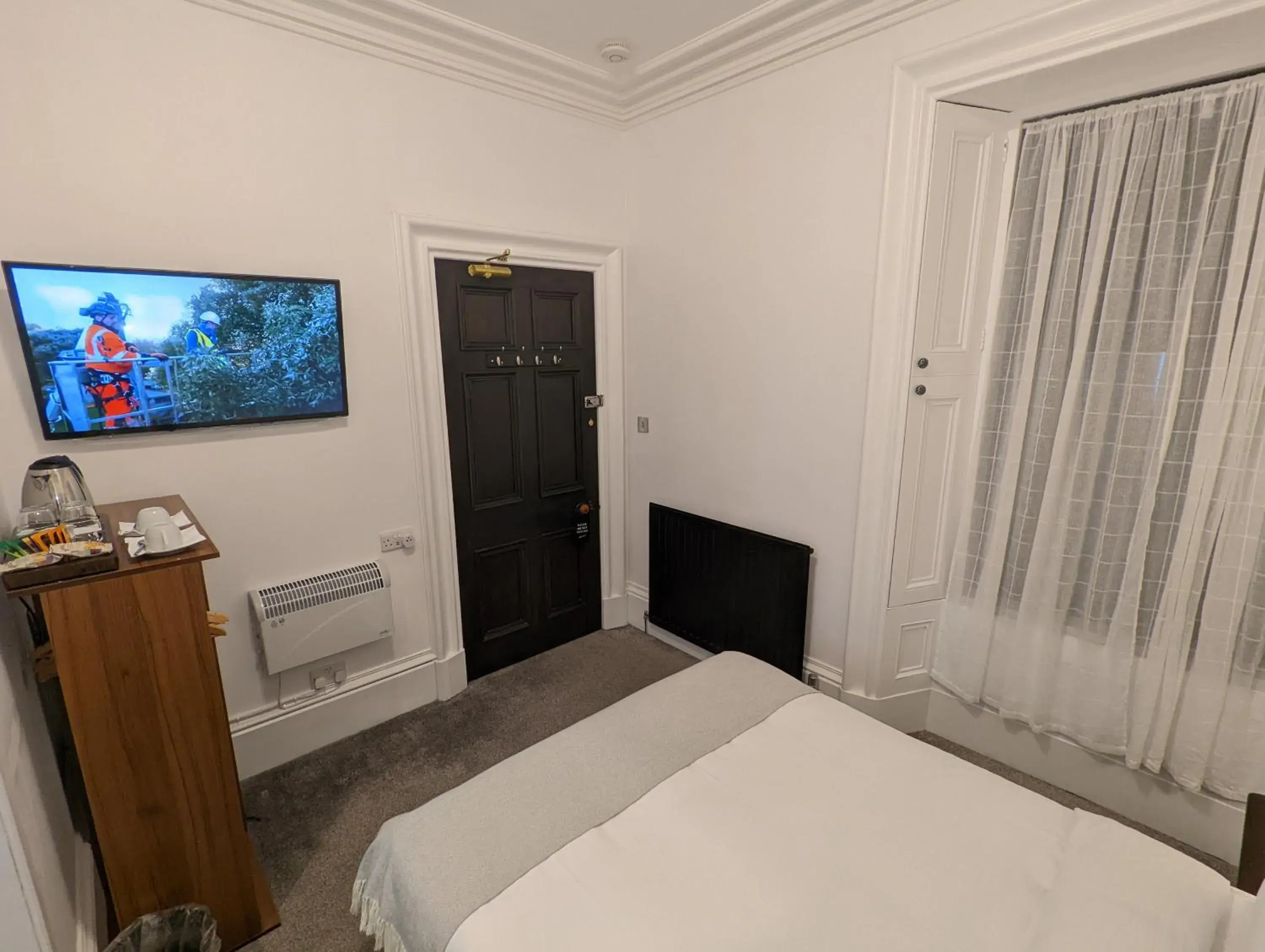 Bedroom, TV/Entertainment Center in Cambeth Lodge