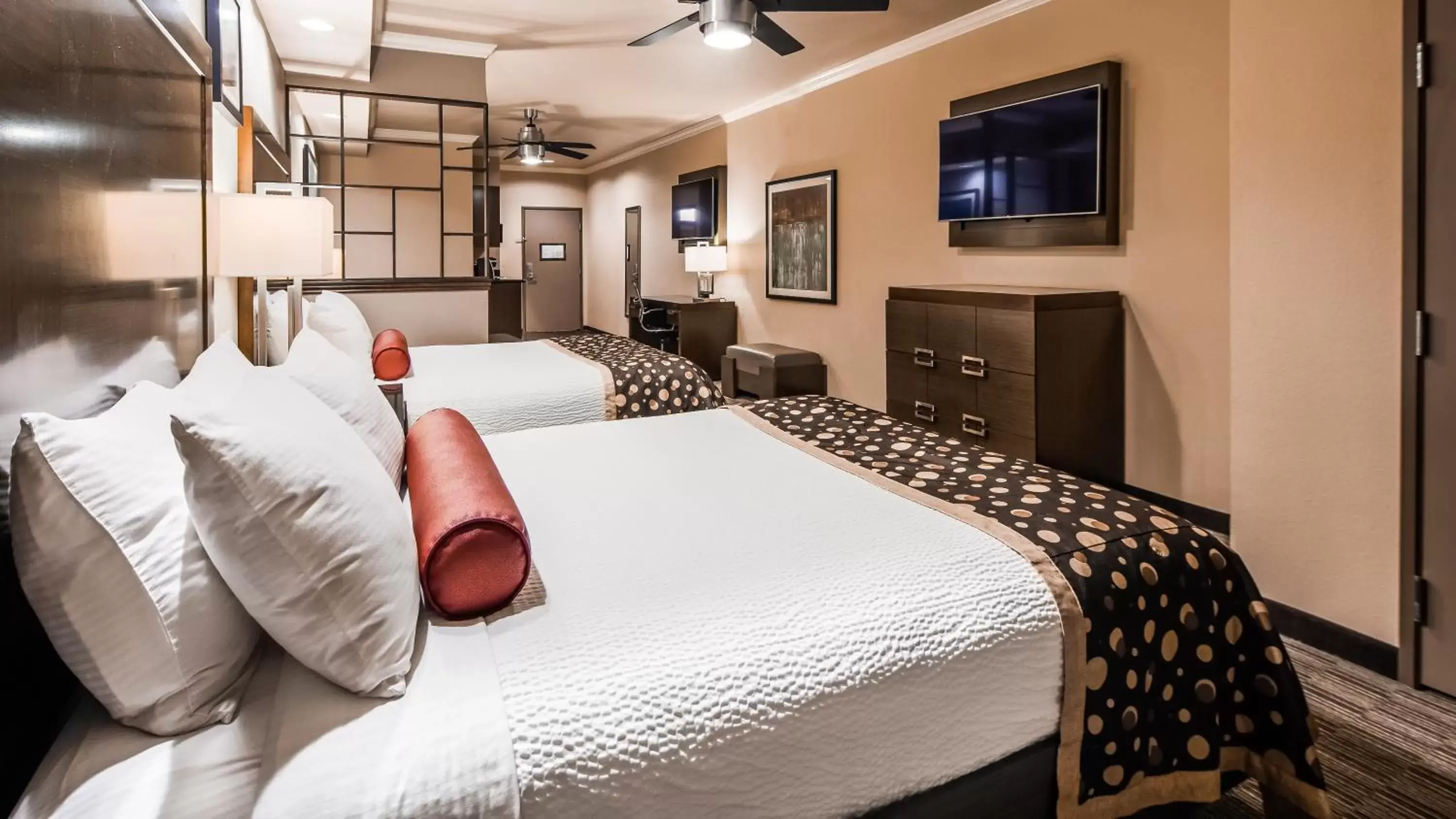 Queen Suite - Disability Access in Best Western Premier Crown Chase Inn & Suites Queen Suite - Disability Access in Best Western Premier Crown Chase Inn & Suites