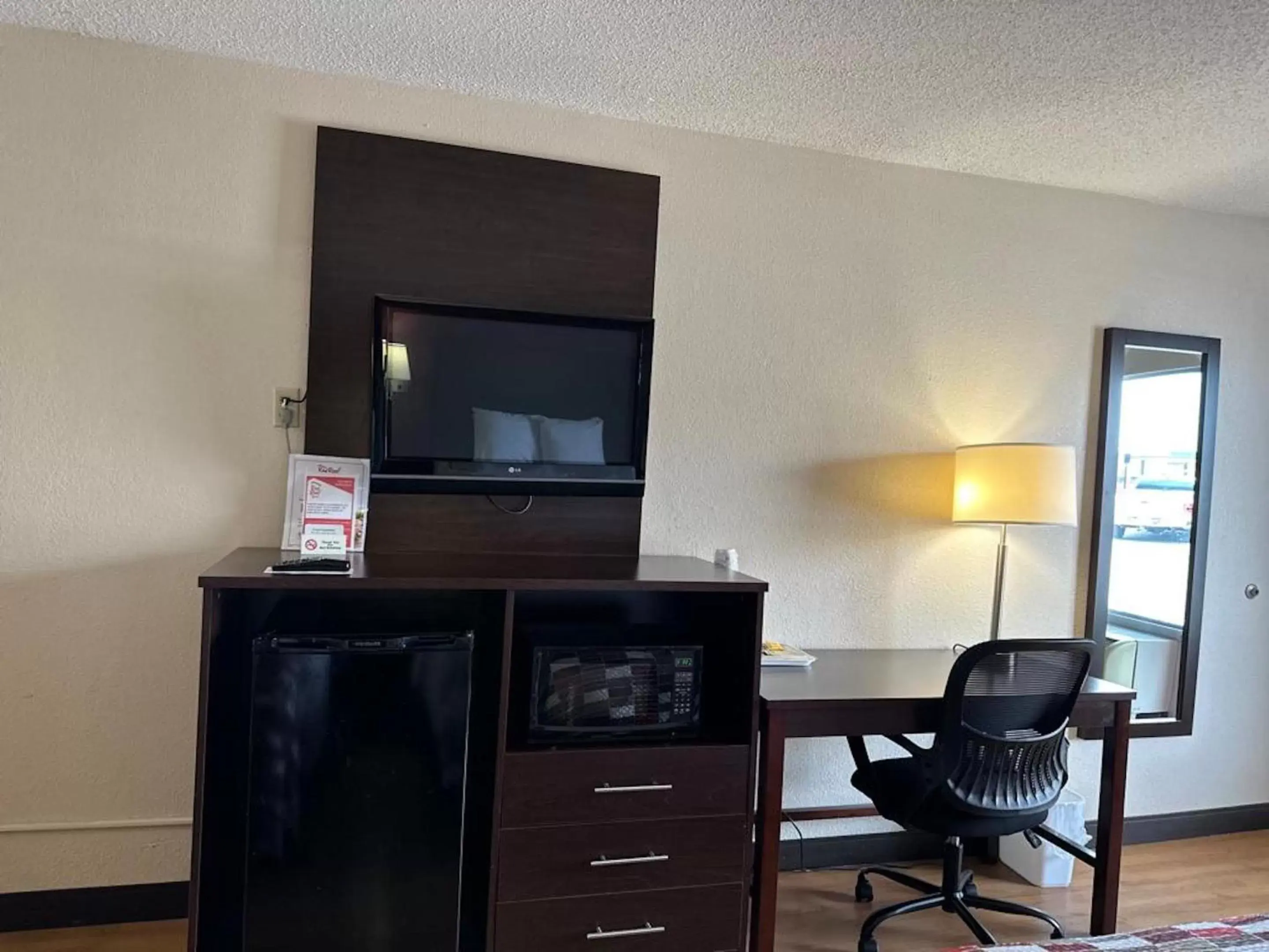 Photo of the whole room, TV/Entertainment Center in Red Roof Inn Fredericksburg South