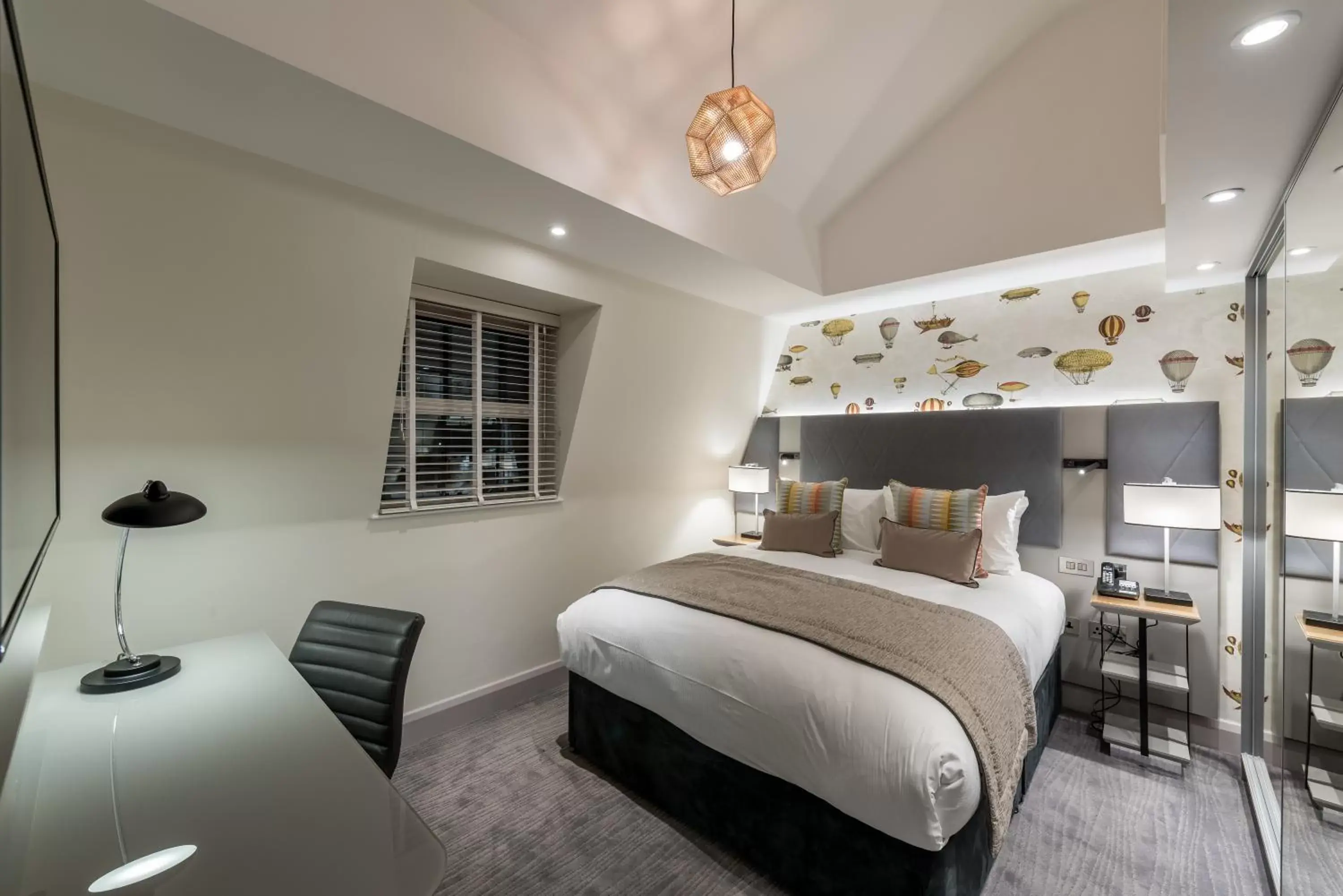 Cozy Double Room in Mercure London Hyde Park Hotel