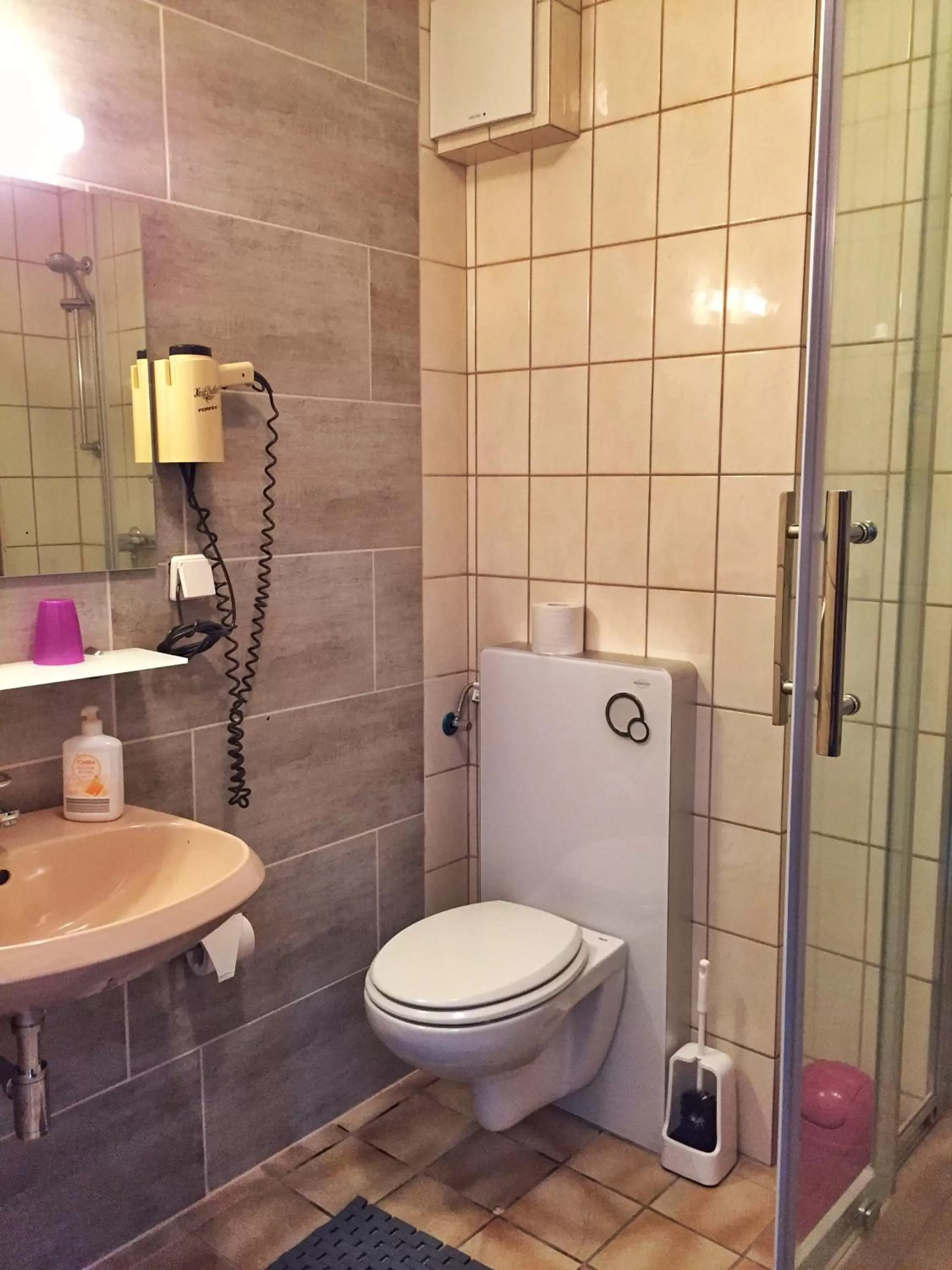 Shower in Hotel Attaché