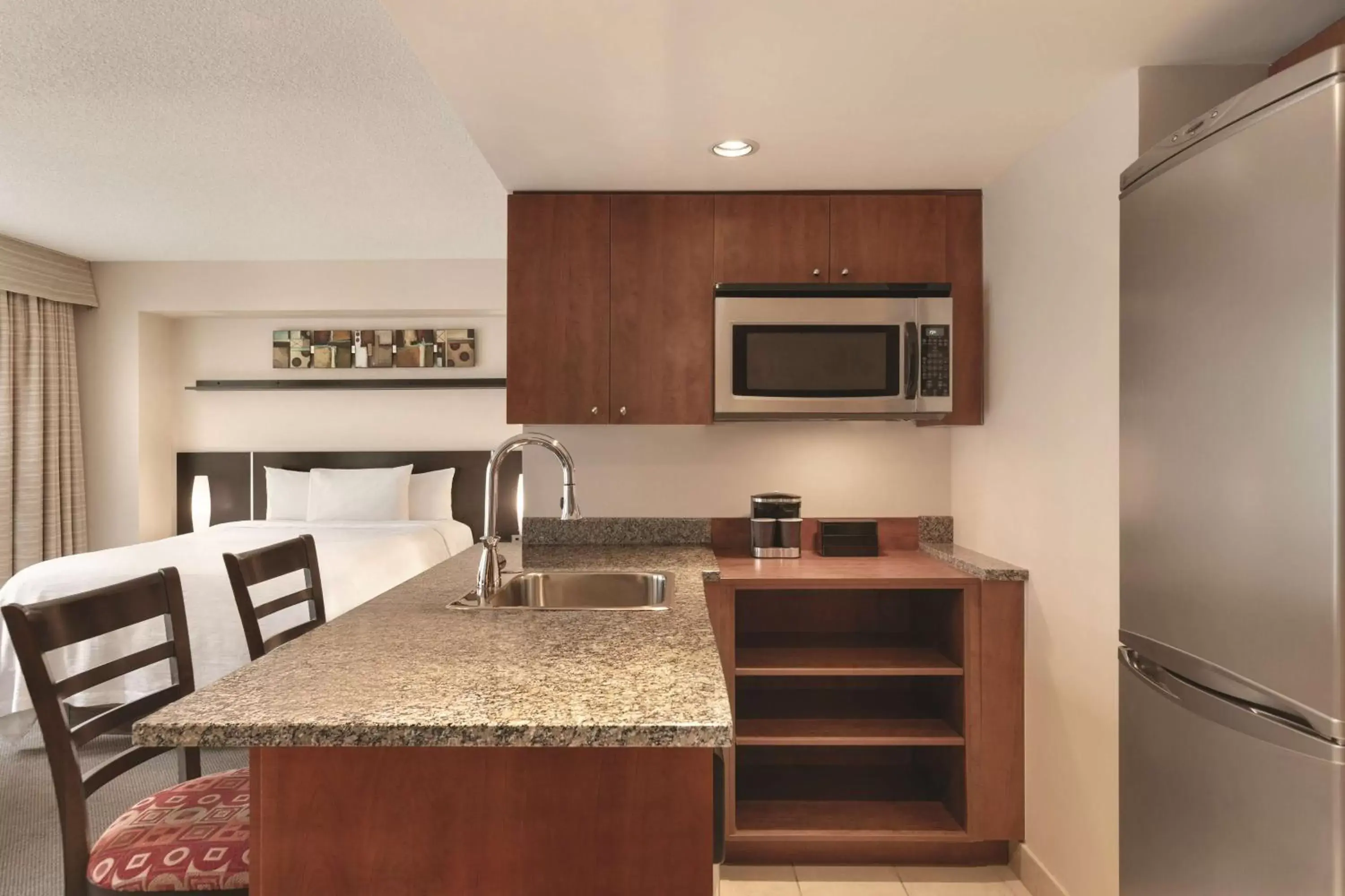 Bed, Kitchen/Kitchenette in Embassy Suites by Hilton - Montreal