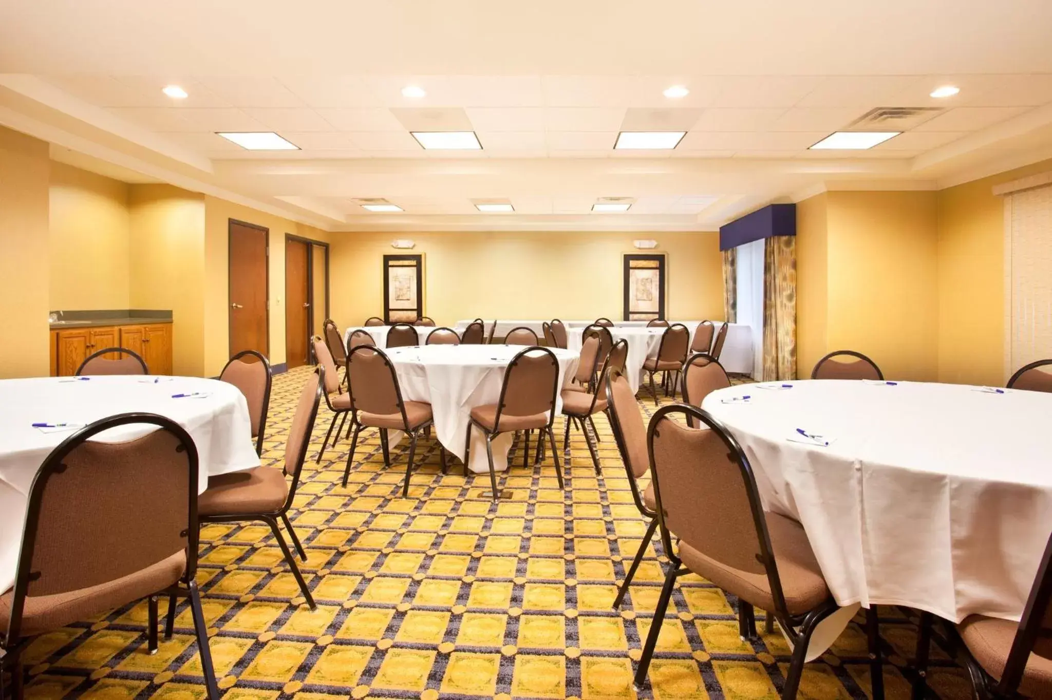 Meeting/conference room in Holiday Inn Express Hotel & Suites Chicago South Lansing, an IHG Hotel