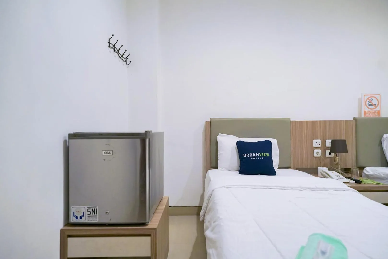 Bedroom, Bed in Urbanview Hotel Bes Mangga Besar by RedDoorz