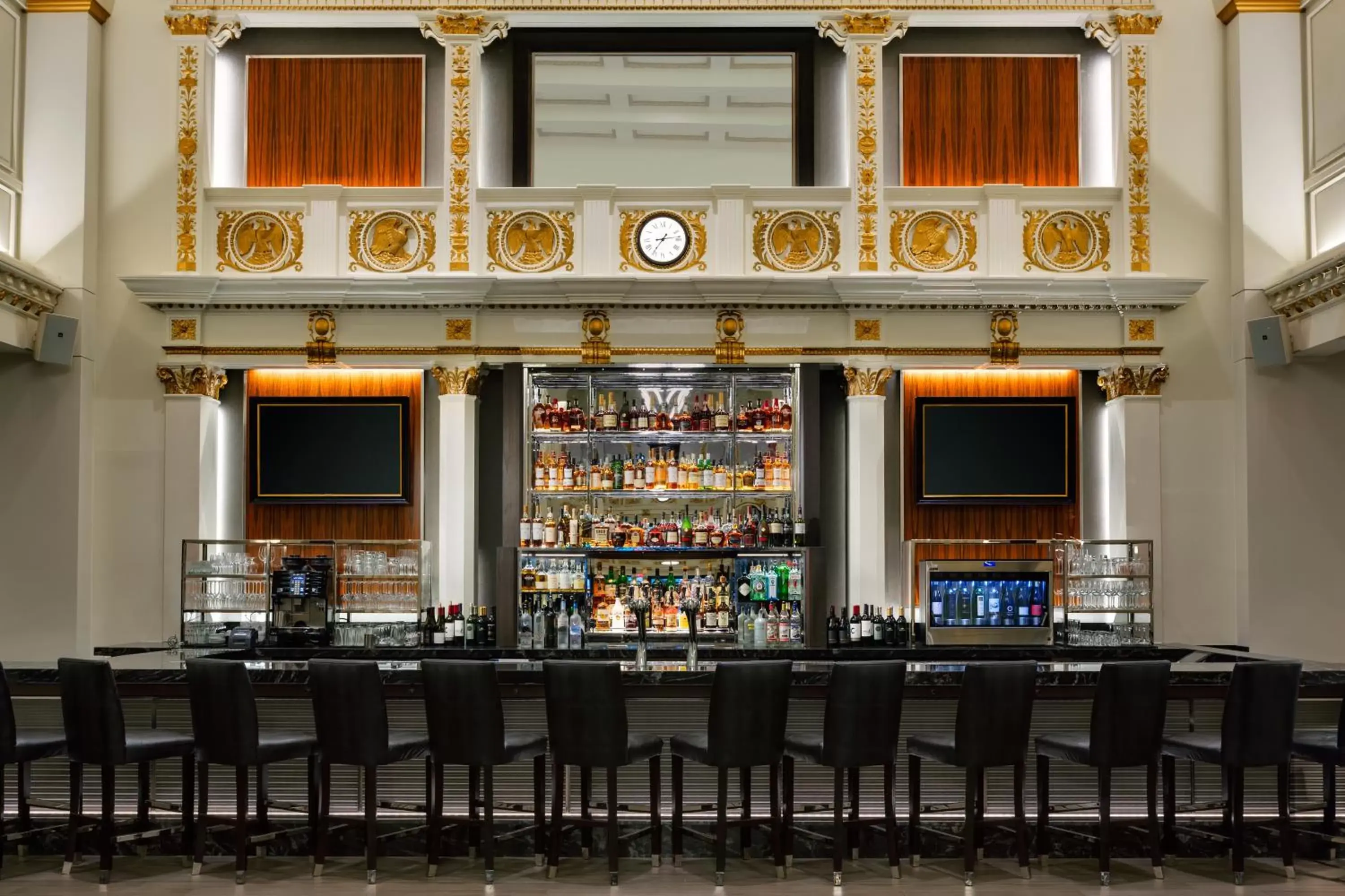 Lounge or bar in Boston Park Plaza