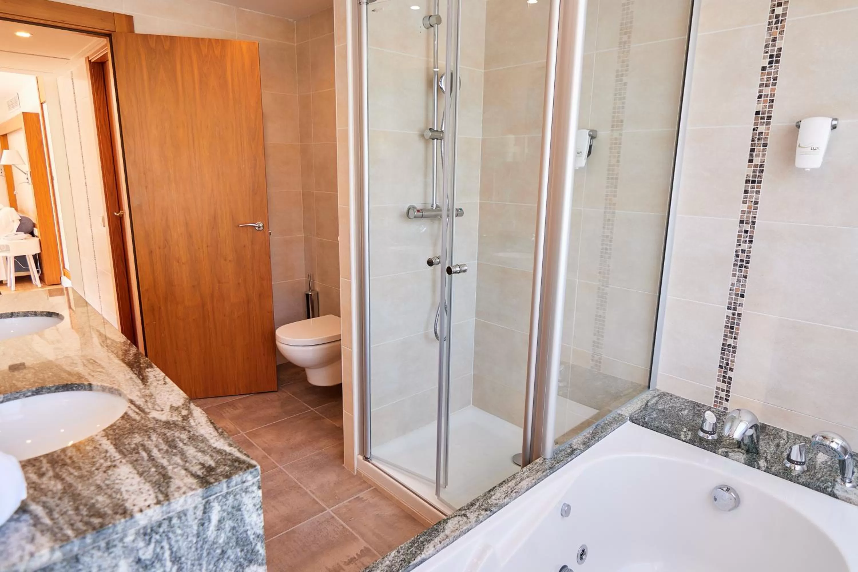 Bathroom, Bed in Los Geranios