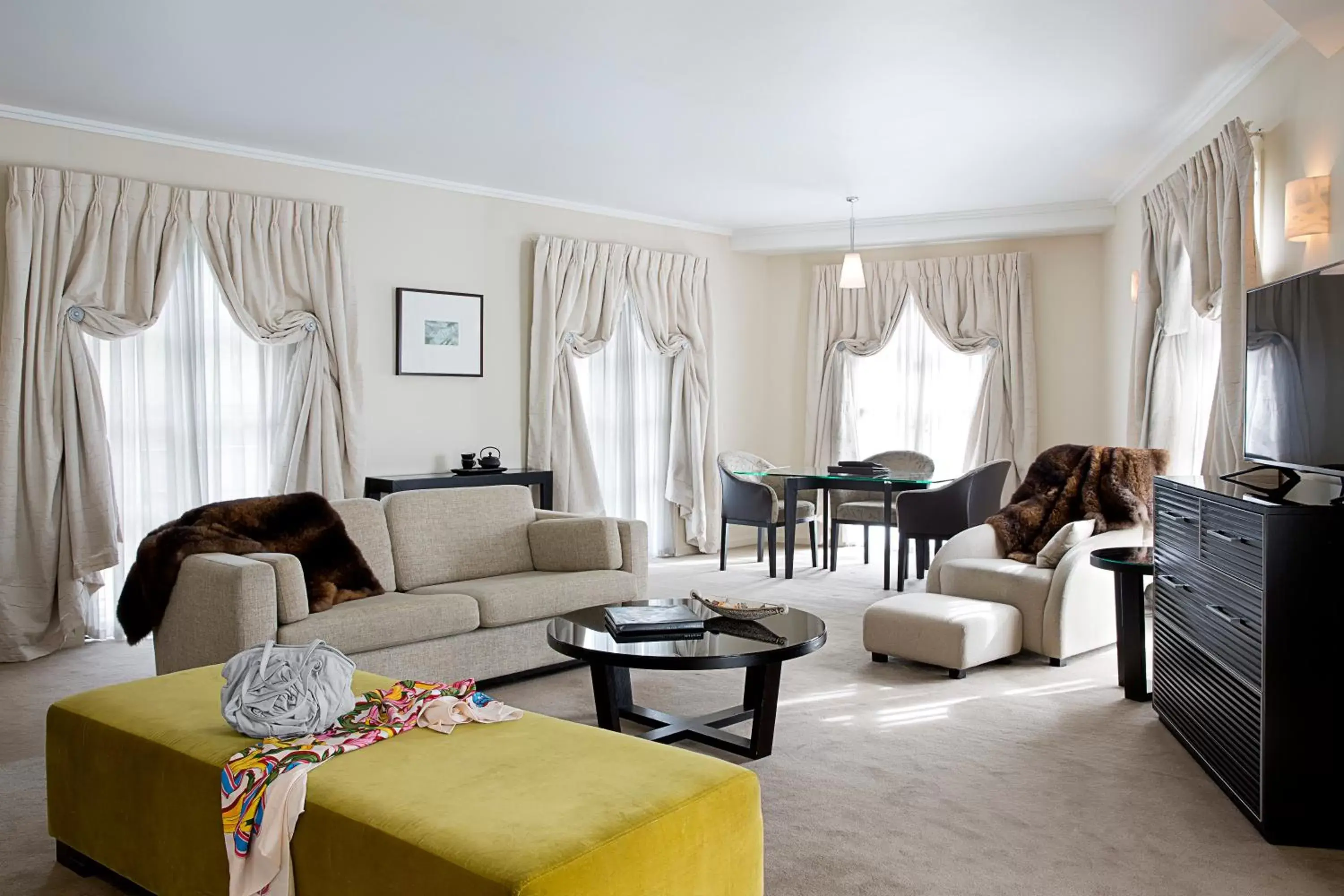 Living room in Sofitel Queenstown Hotel & Spa