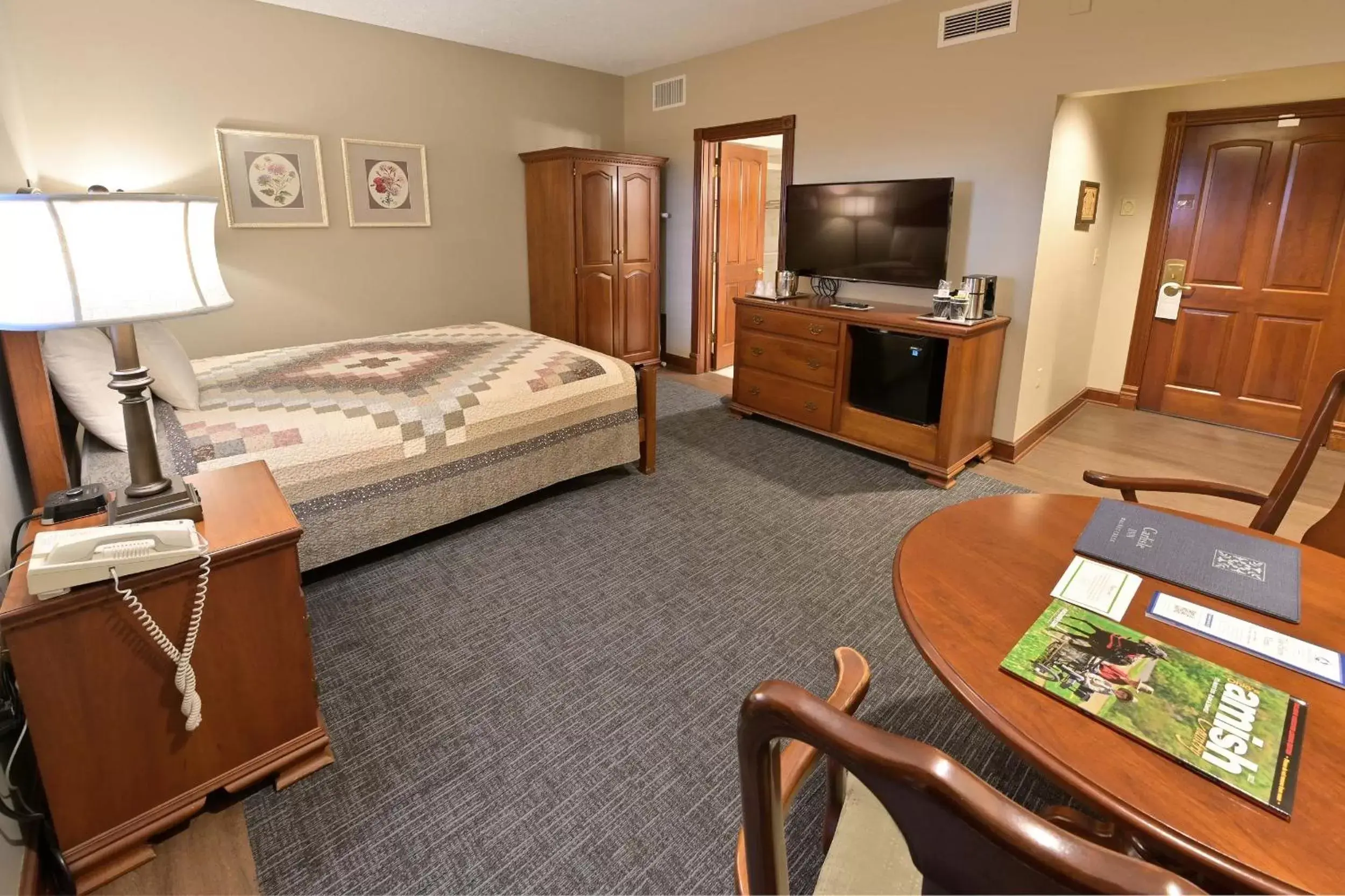 Bedroom, TV/Entertainment Center in Carlisle Inn Walnut Creek