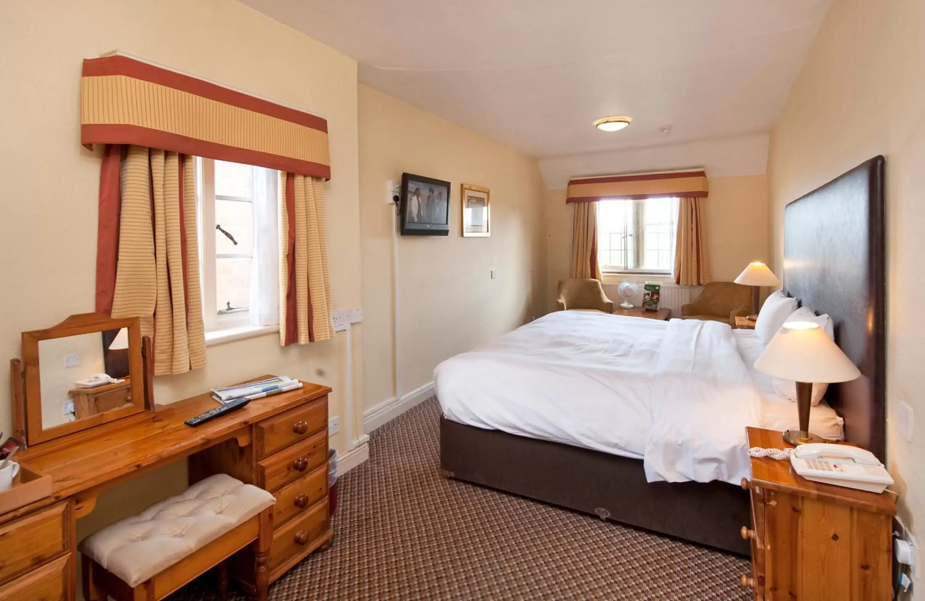 Bed in Cromwell Lodge Hotel by Greene King Inns