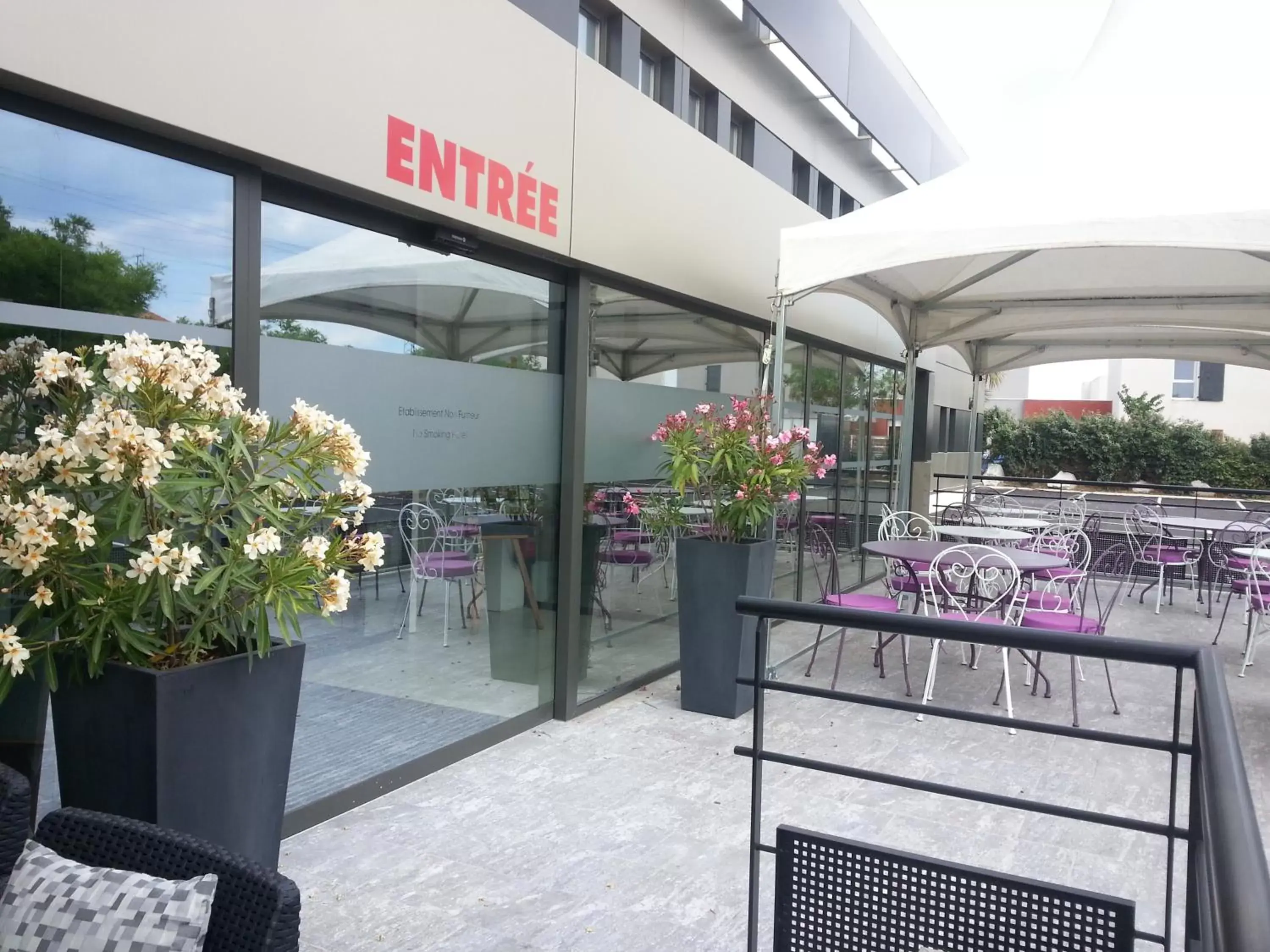 Facade/Entrance in Brit Hotel Porte d'Espagne