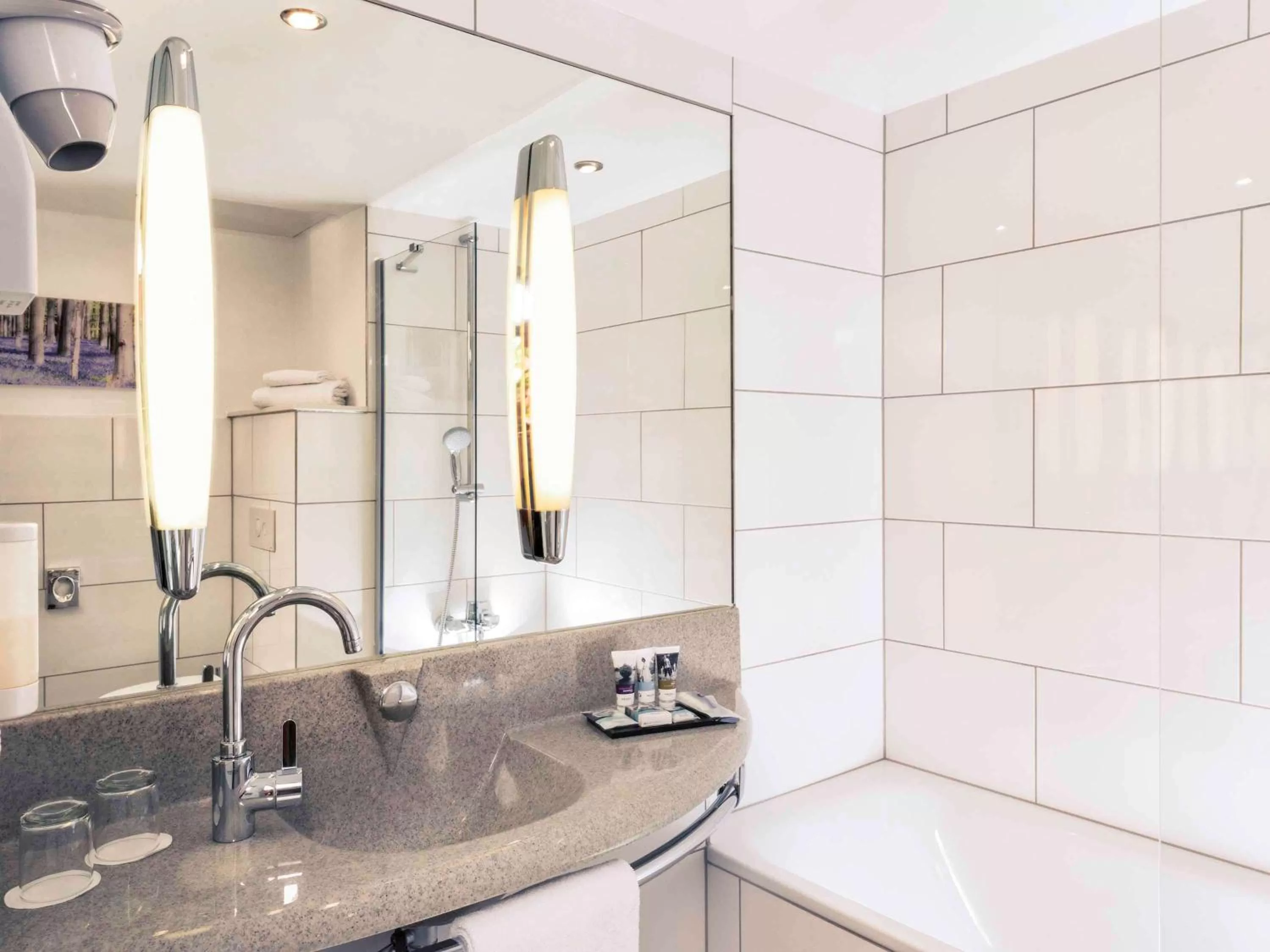 Photo of the whole room, Bathroom in Mercure Düsseldorf Airport