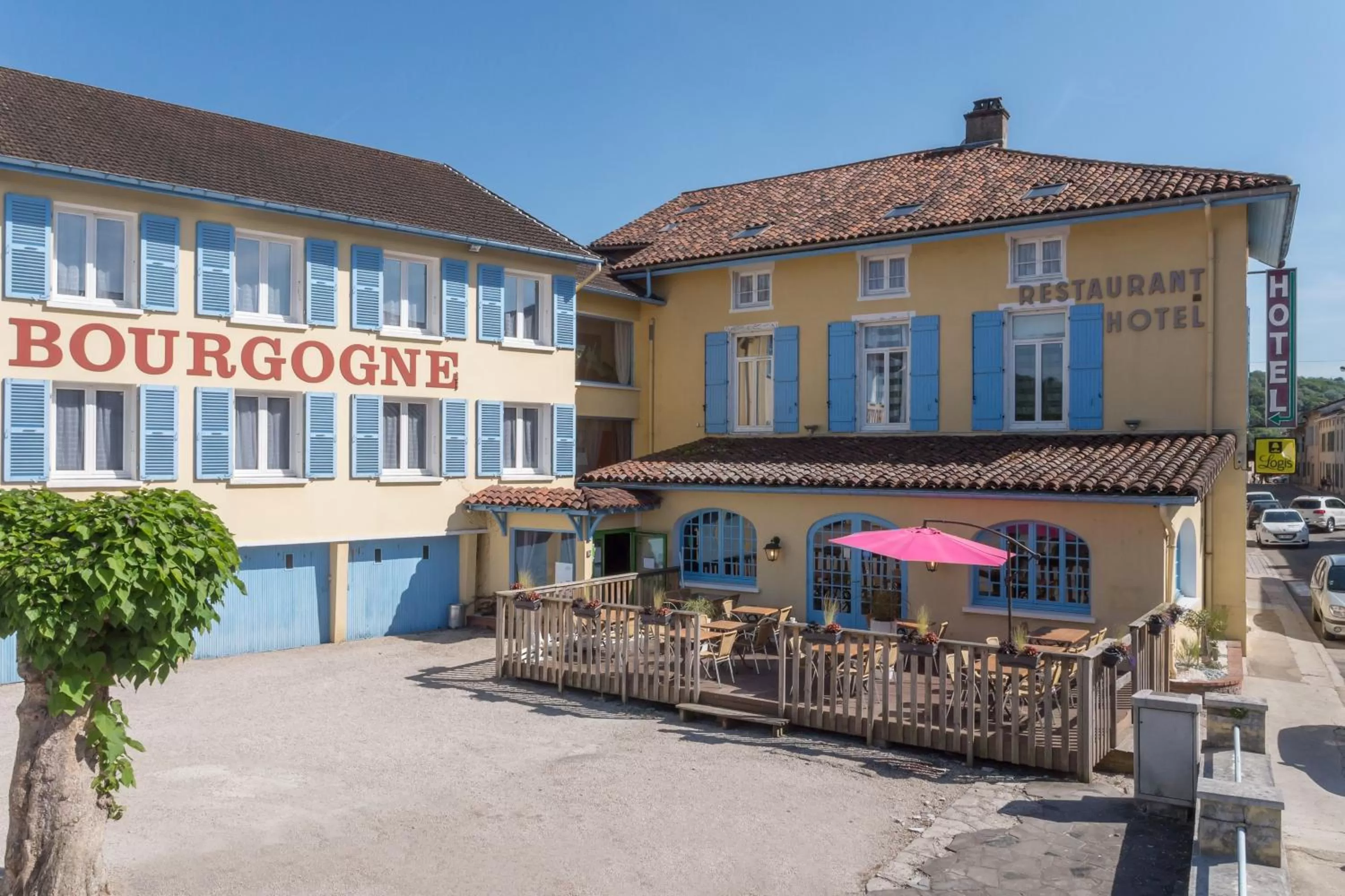 Property building in Hotel Le Bourgogne