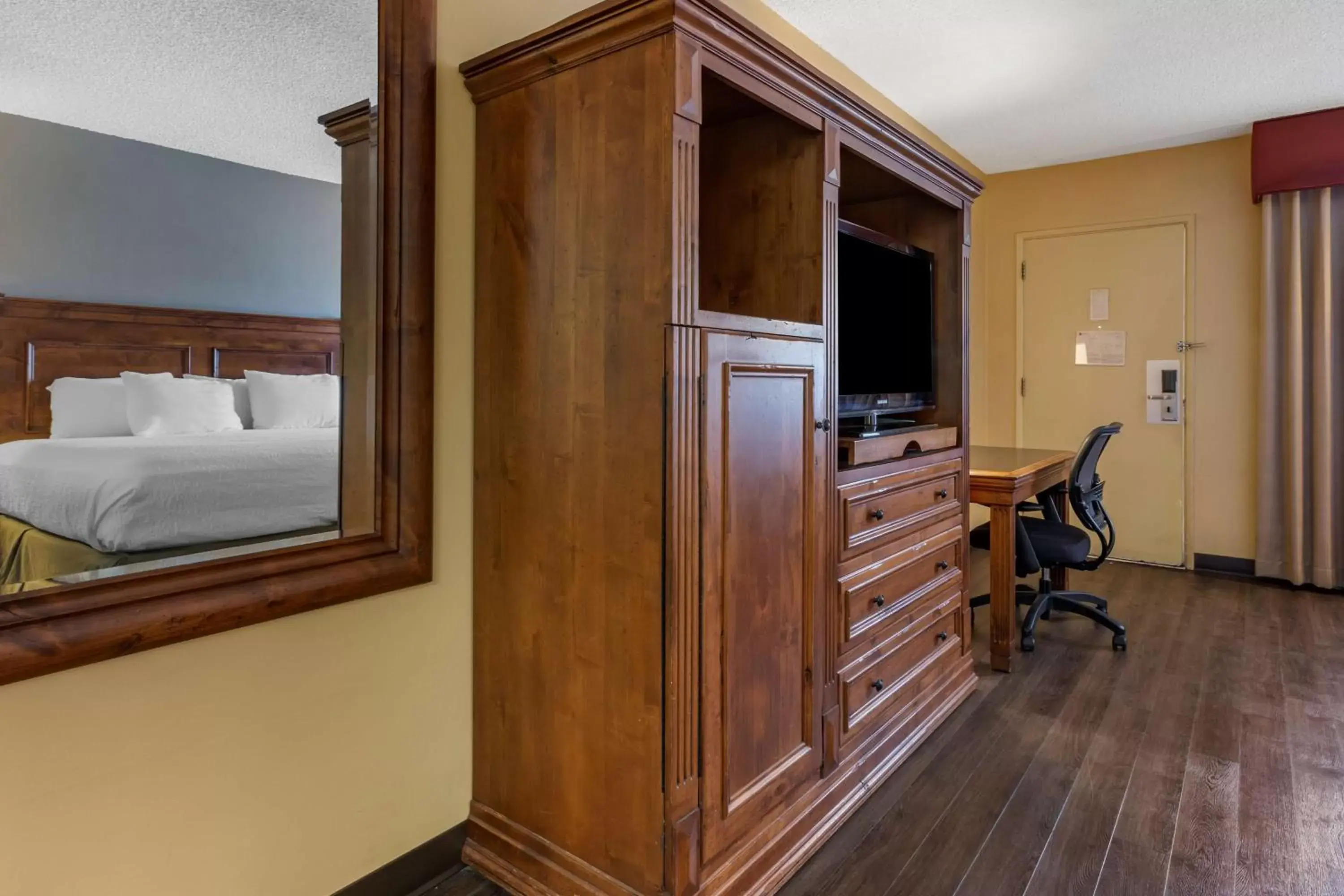 Bedroom in Best Western Plus King's Inn and Suites