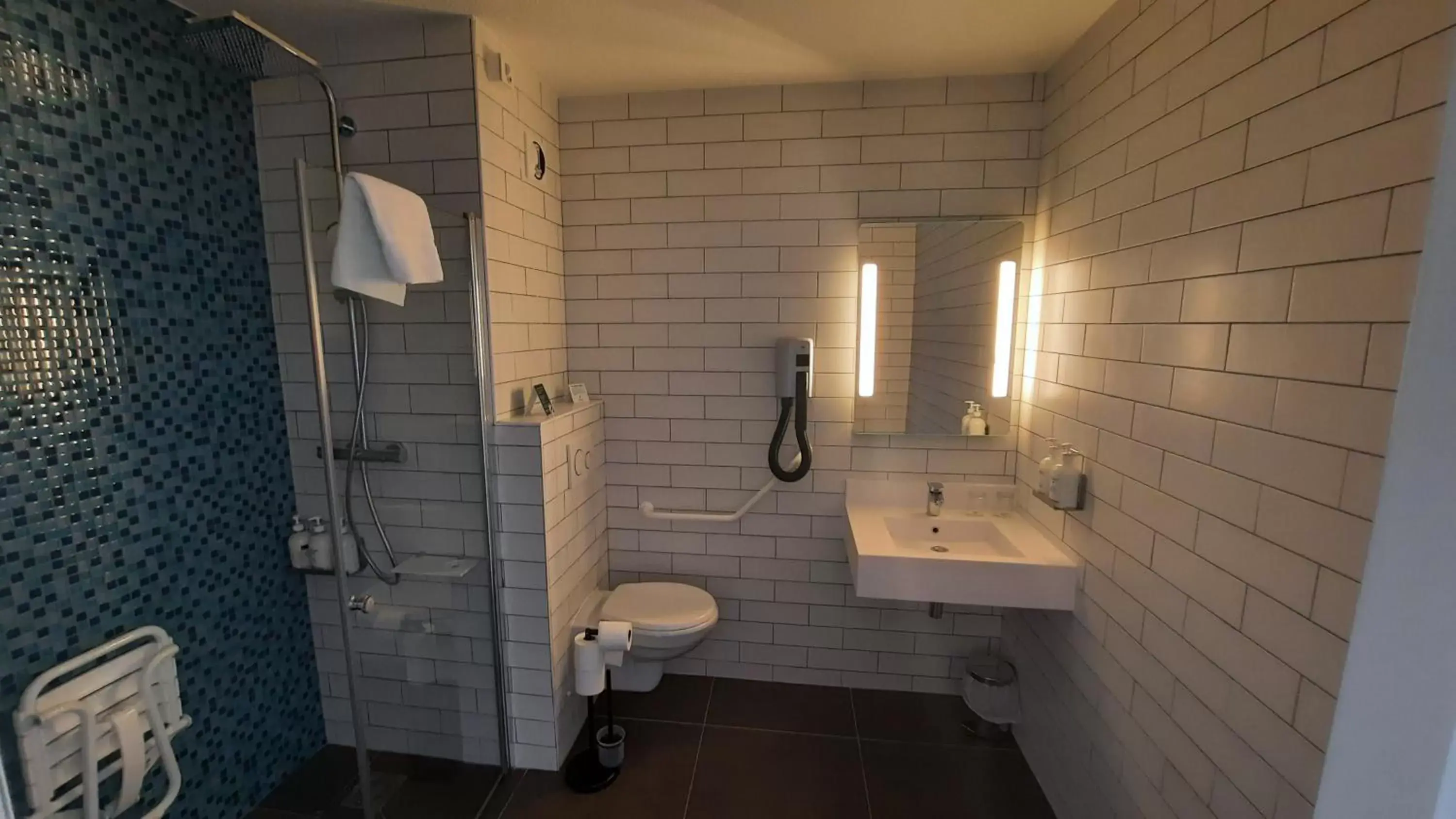 Photo of the whole room, Bathroom in Holiday Inn Calais-Centre, an IHG Hotel