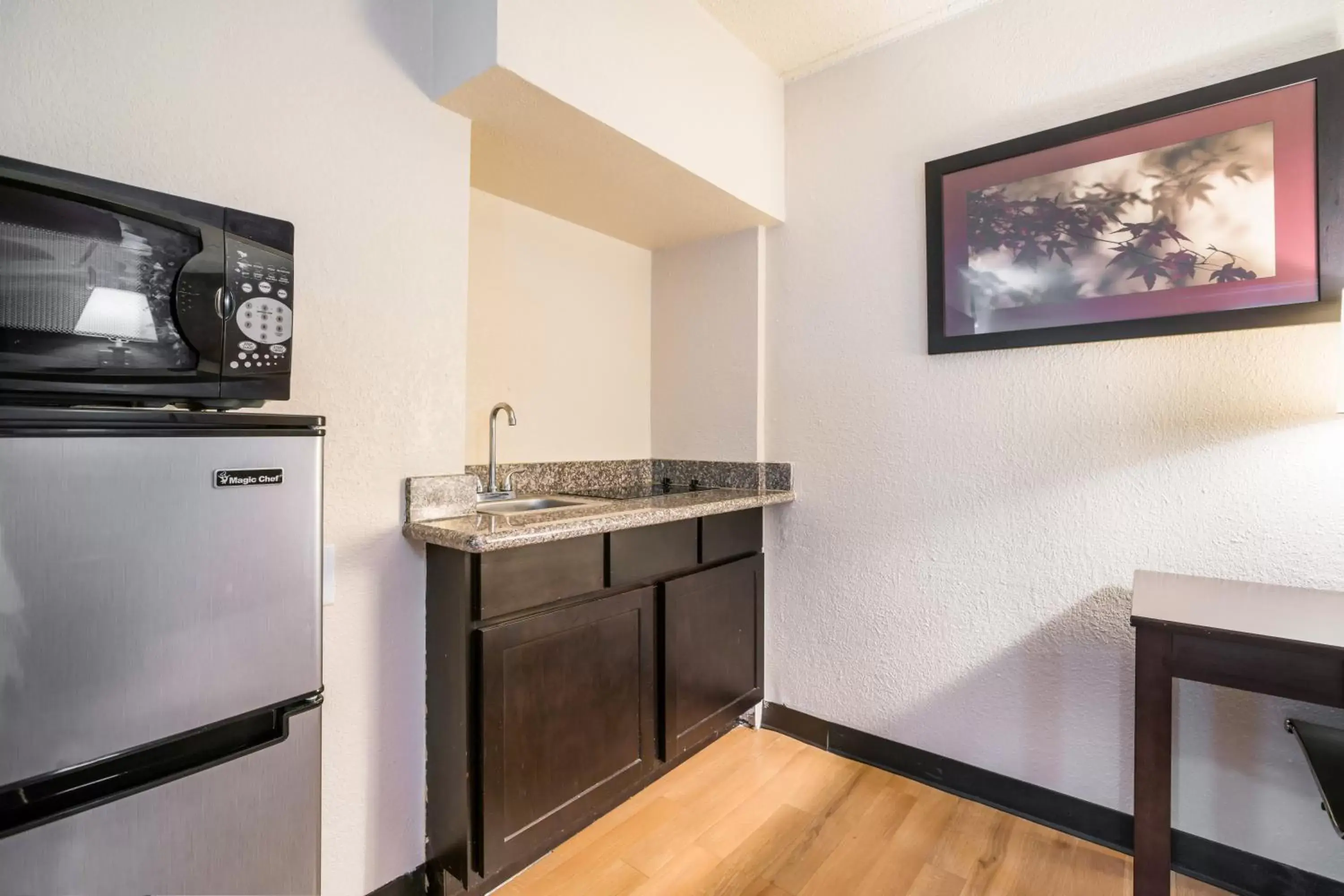 Kitchen or kitchenette, Kitchen/Kitchenette in Red Roof Inn Dallas/Richardson