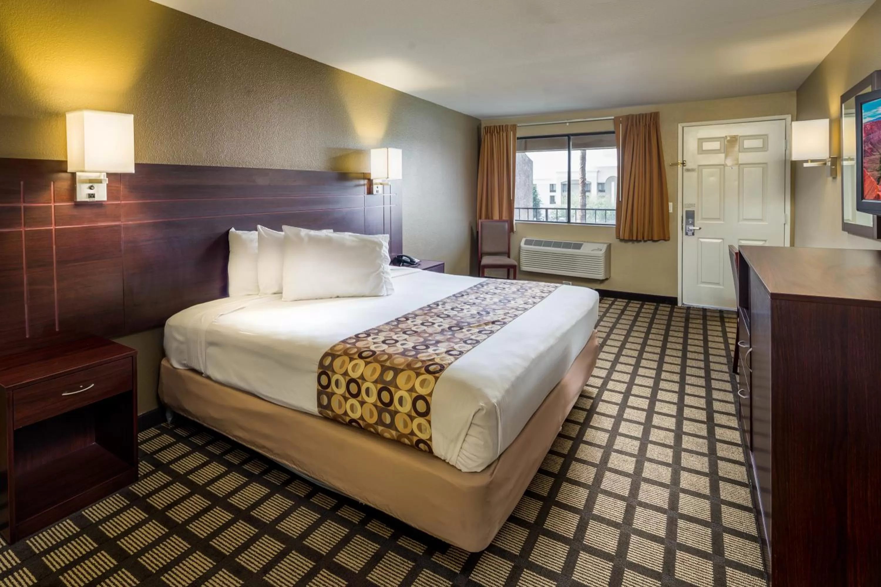 Bedroom, Bed in Travelers Inn - Phoenix