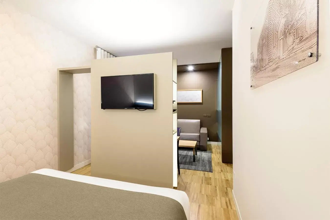 Bedroom, TV/Entertainment Center in GHV Hotel