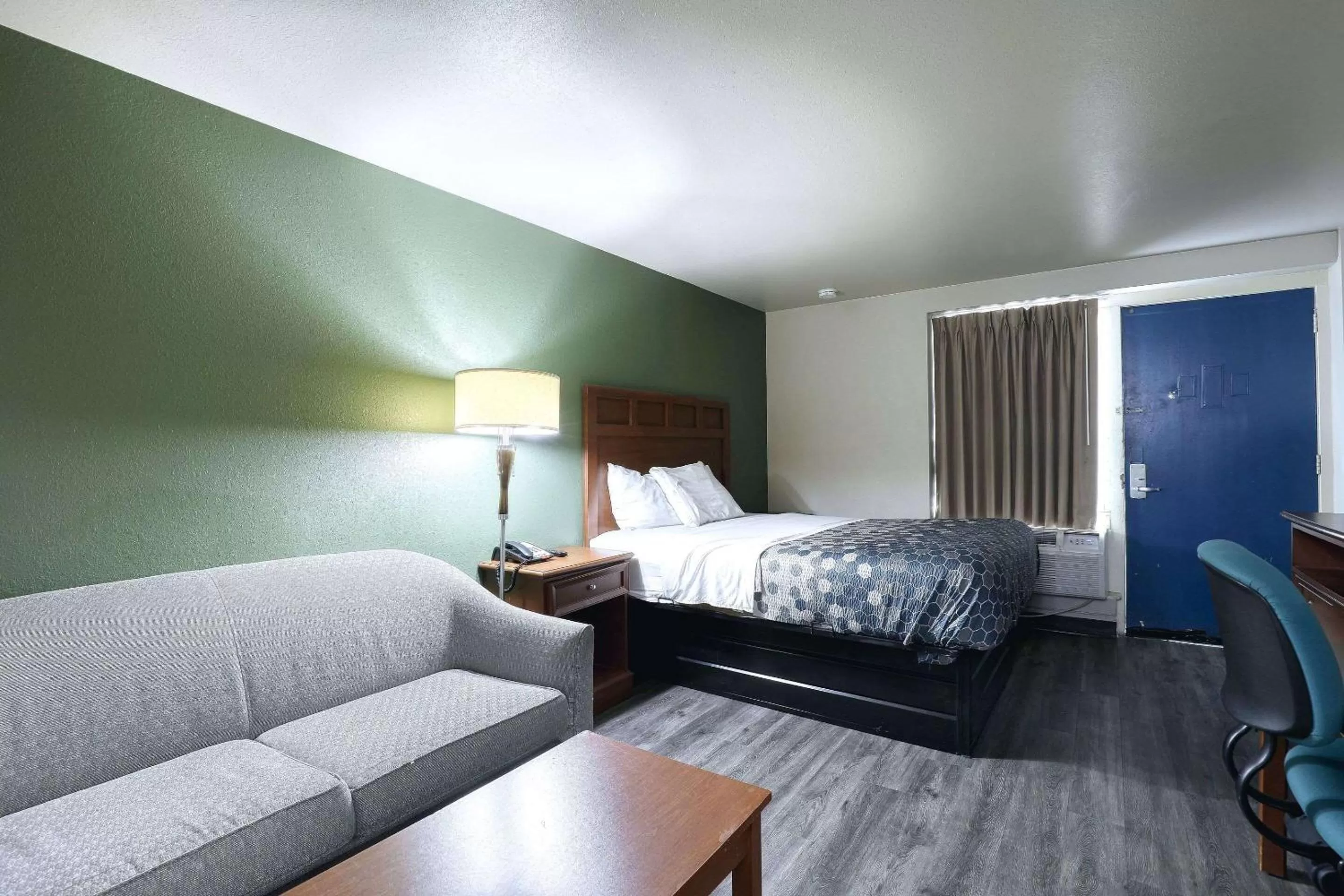 Bedroom, Bed in Suburban Studios Neenah-Appleton