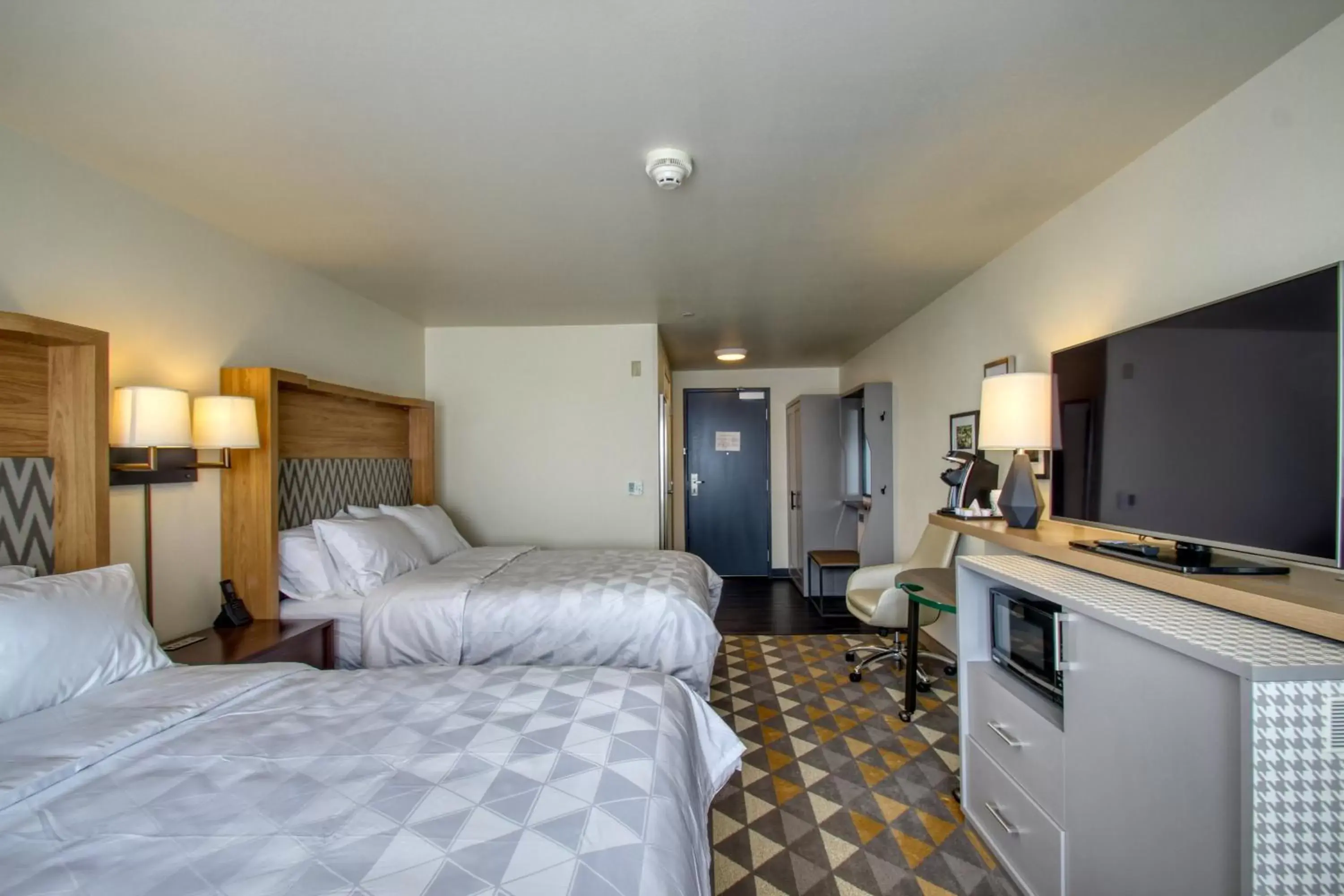 Photo of the whole room, TV/Entertainment Center in Holiday Inn - Appleton, an IHG Hotel