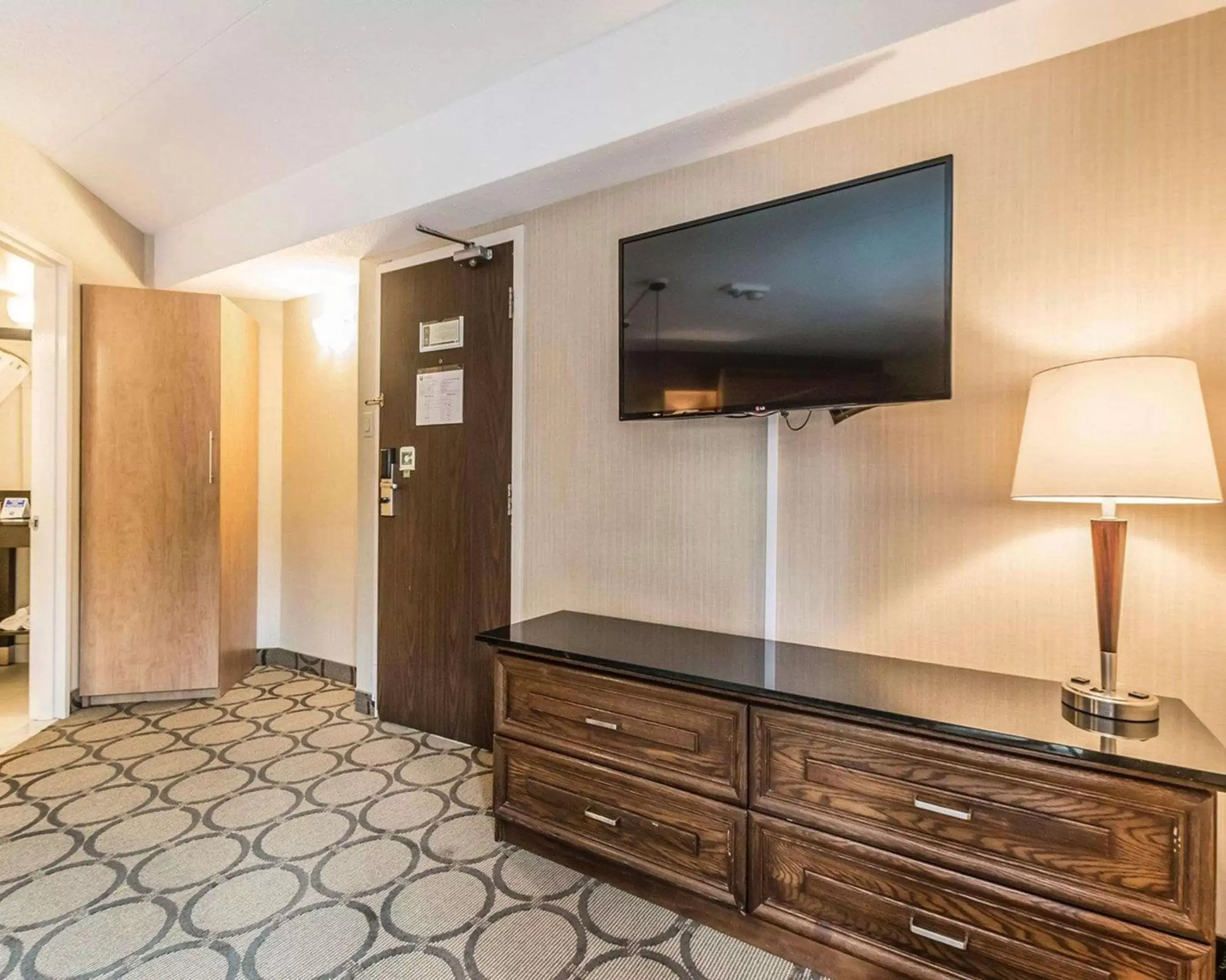 Photo of the whole room, TV/Entertainment Center in Comfort Inn Drummondville