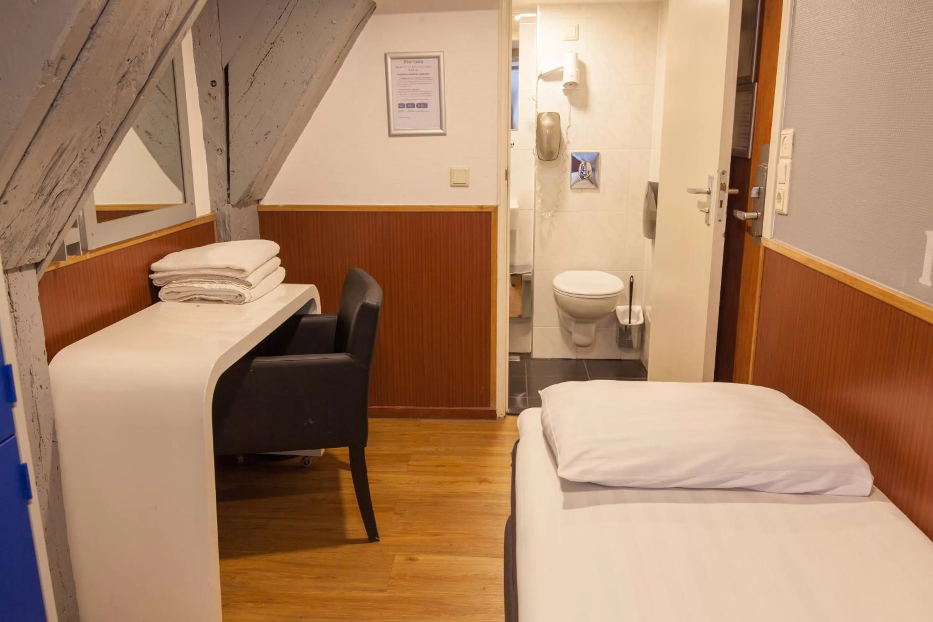 Bathroom, Bed in Travel Hotel Amsterdam