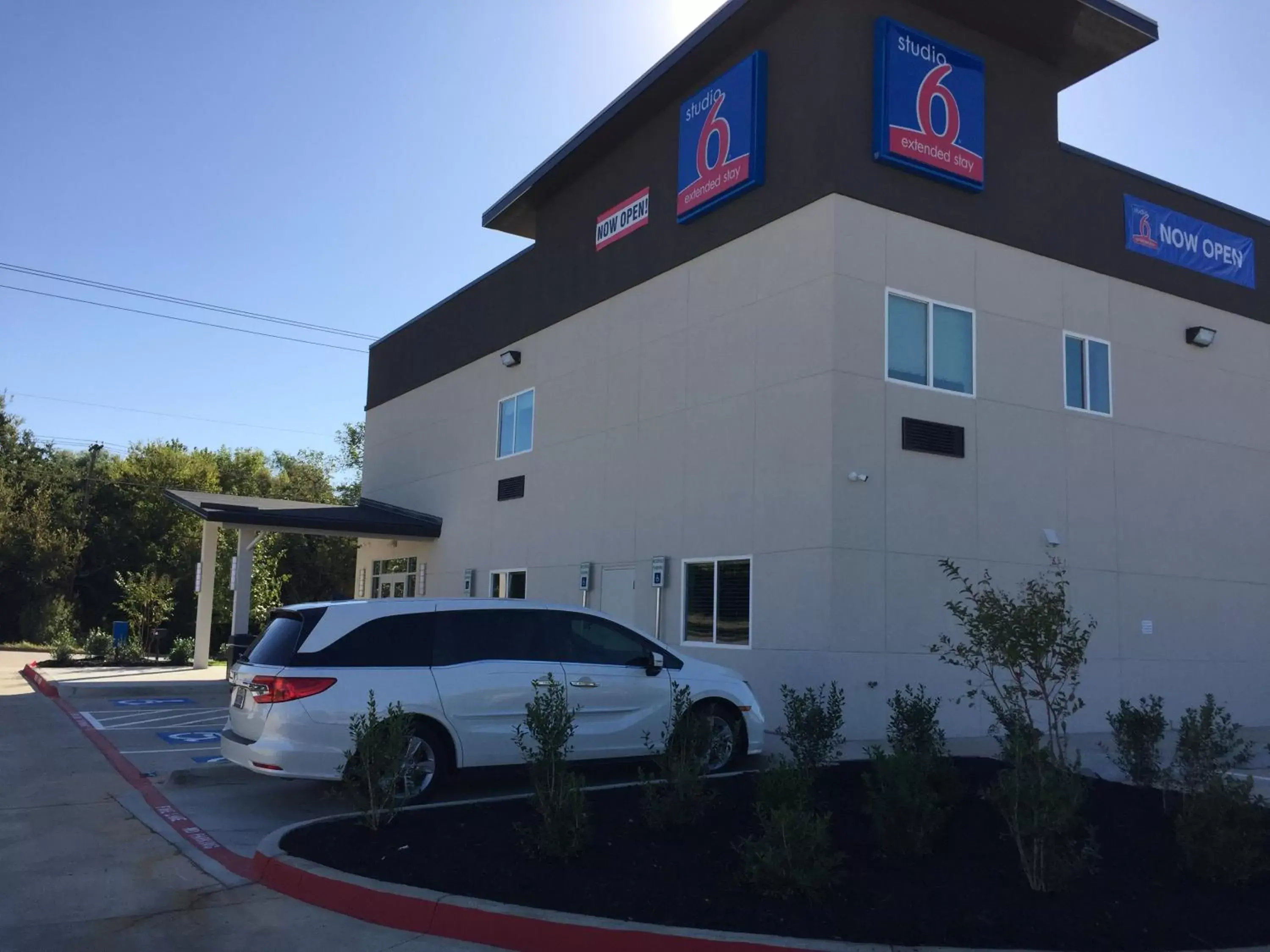 Facade/entrance, Property Building in Studio 6-Mesquite, TX - Dallas