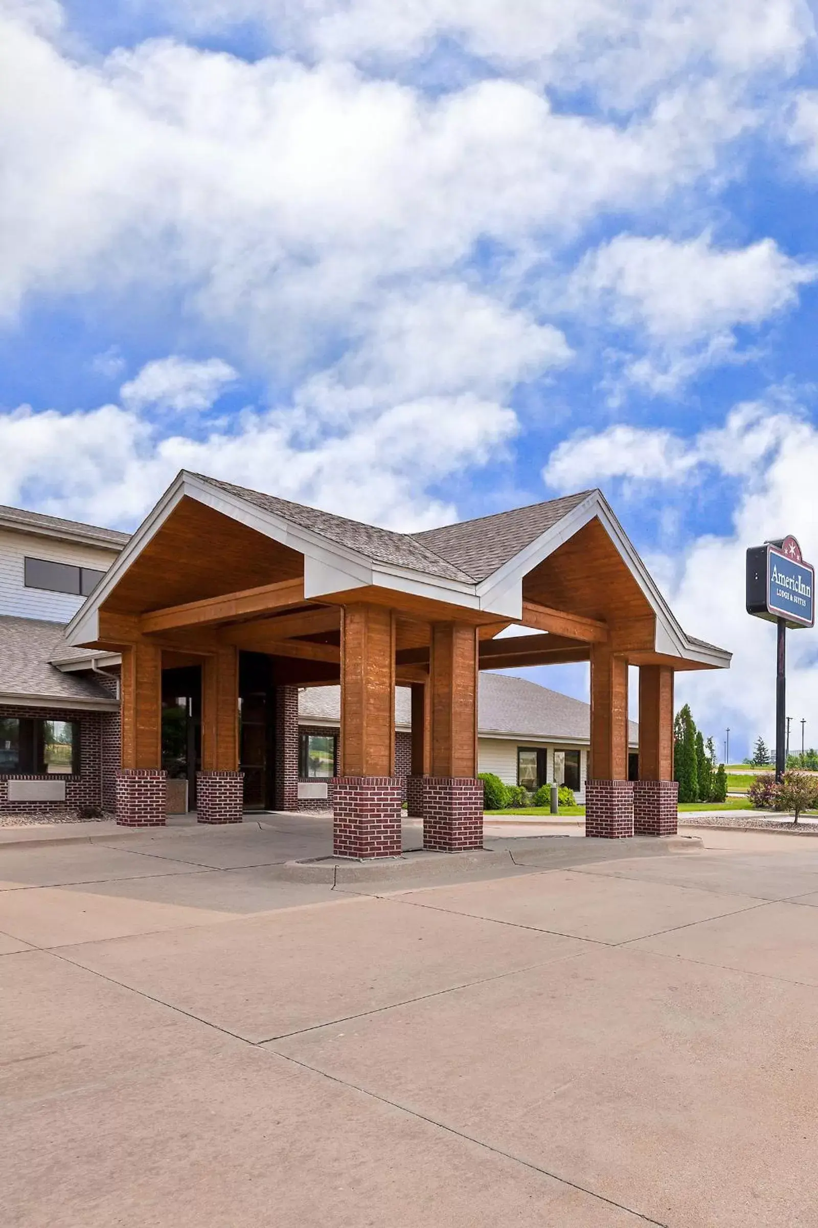 Facade/entrance, Property Building in AmericInn by Wyndham Muscatine