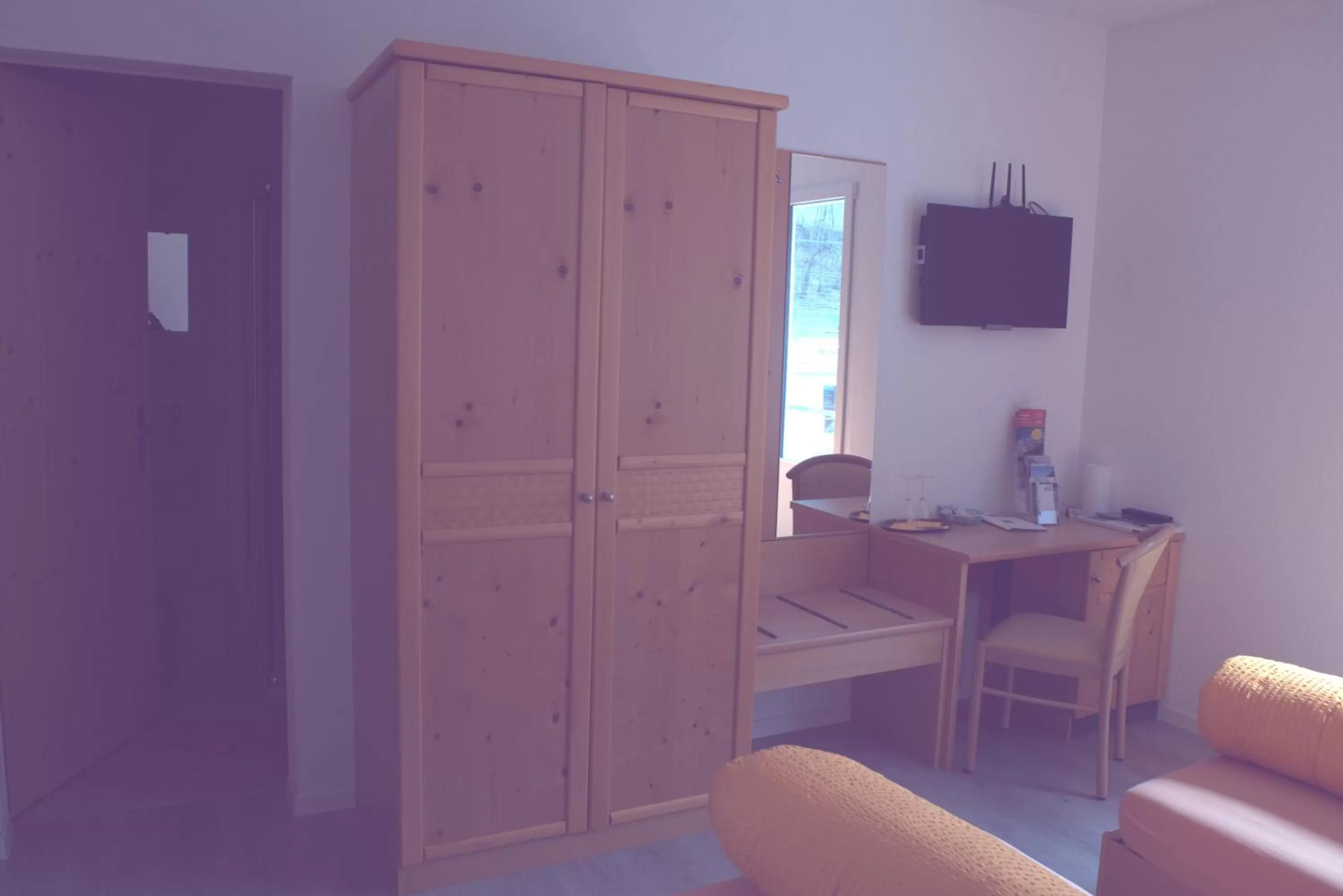 Bed, TV/Entertainment Center in Ristorante Pensione Chalet Stazione