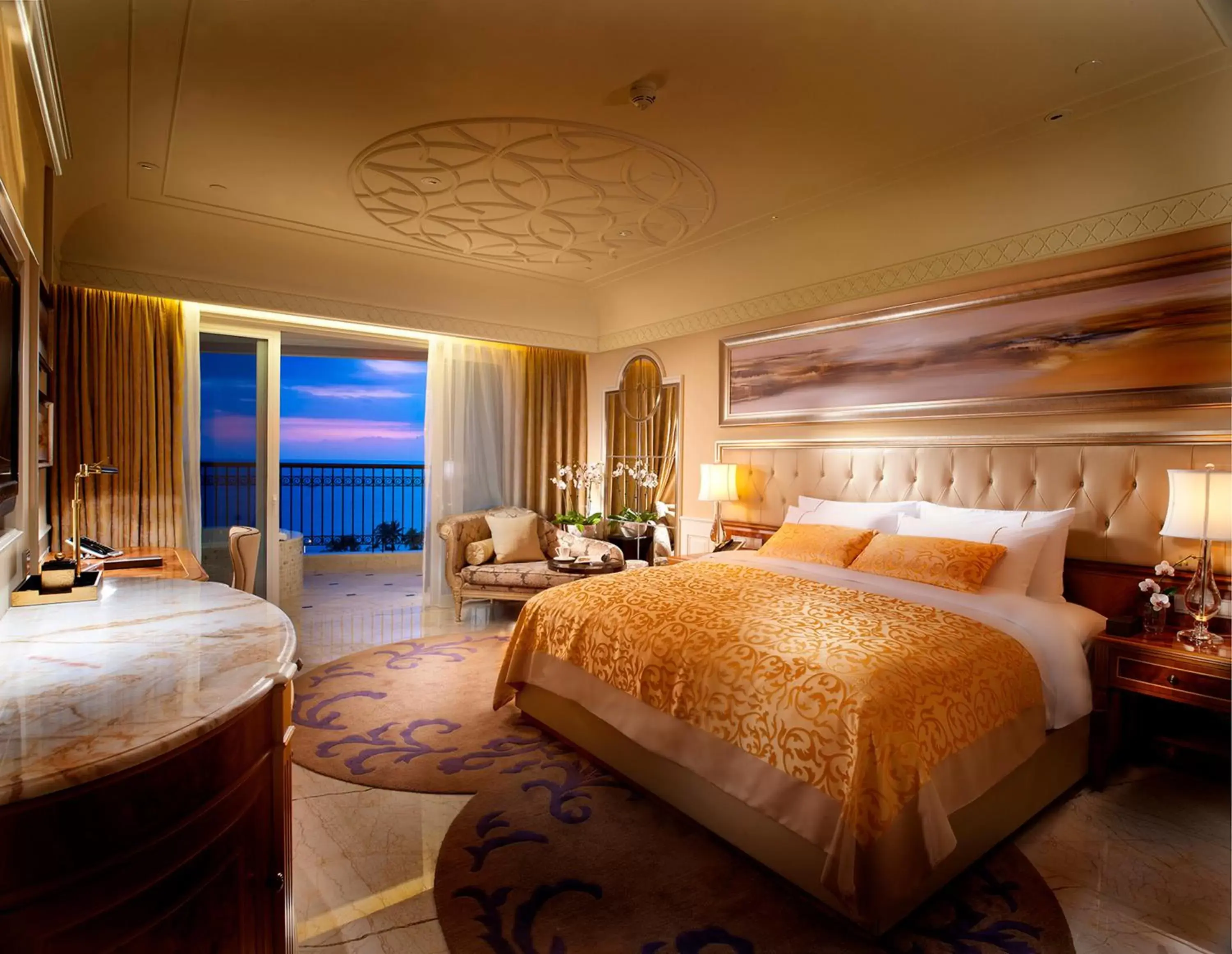 Photo of the whole room, Bed in Crowne Plaza Resort Sanya Bay, an IHG Hotel