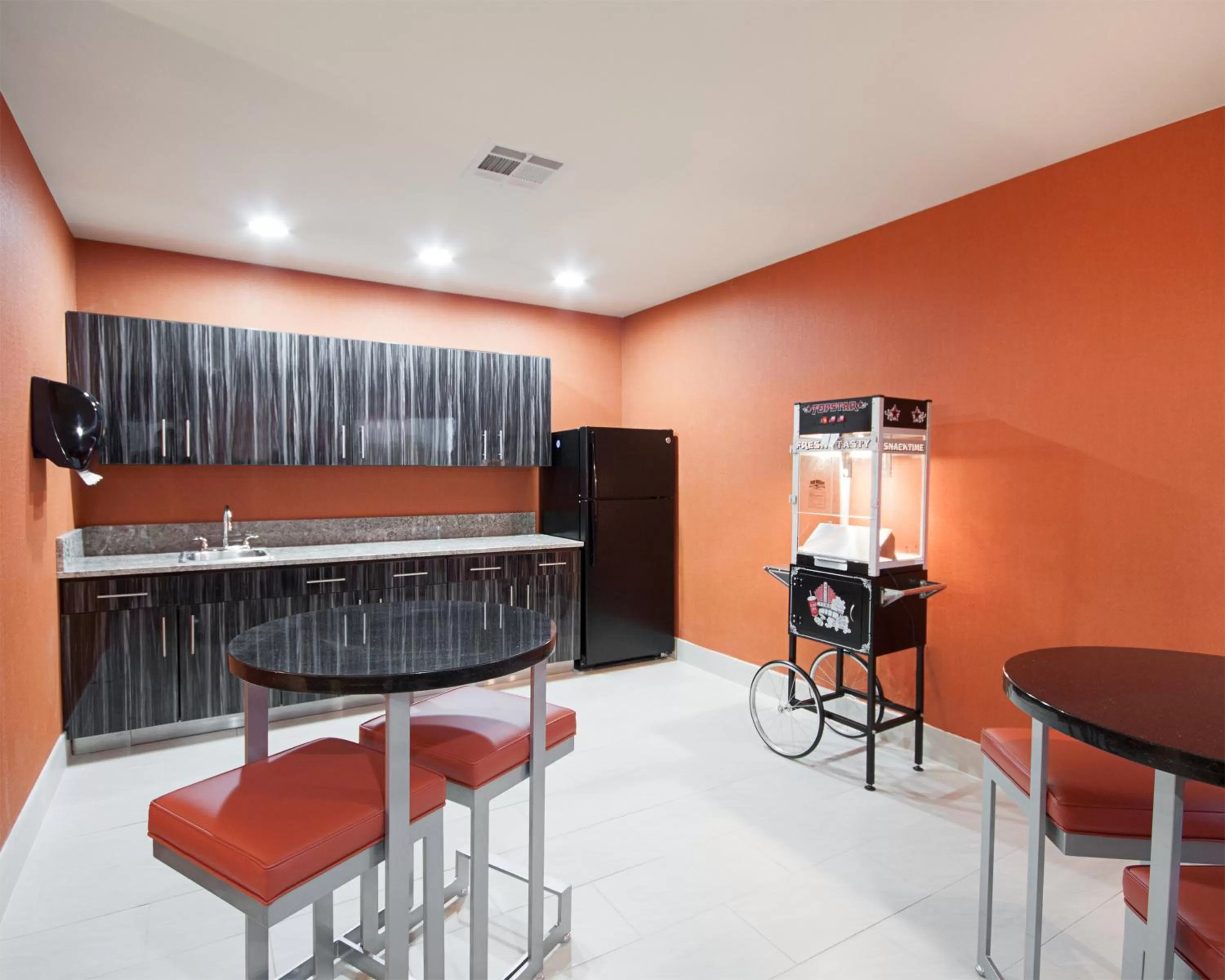 Communal lounge/ TV room in MainStay Suites Hobbs