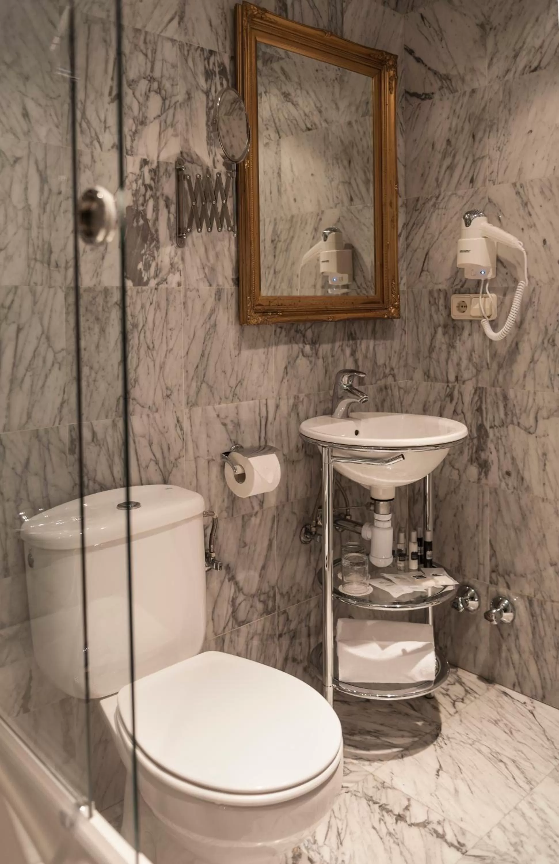 Triple Room (2 Adults + 1 Child) in Hotel Caribou