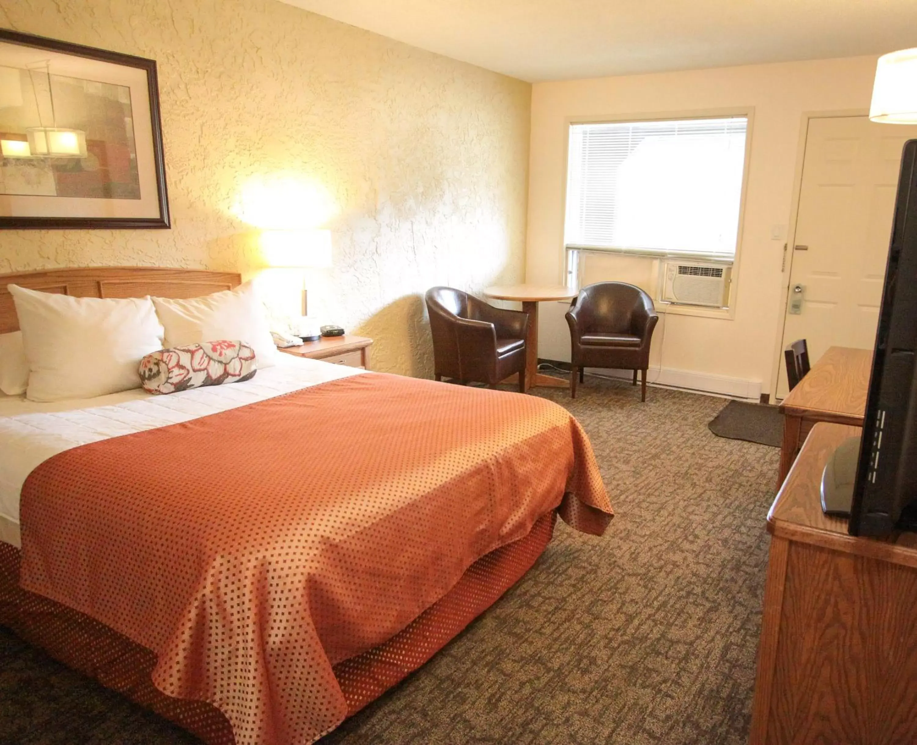 Photo of the whole room, Bed in Crystal Springs Motel