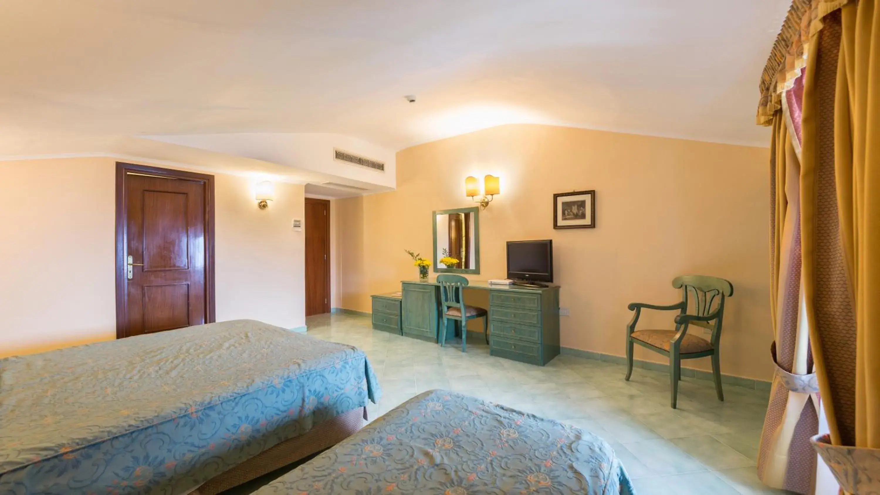 Bed, TV/Entertainment Center in Hotel Jaccarino